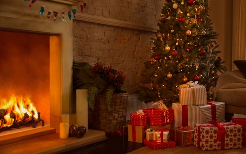 drevo, jelka, ogenj, kamin, darila, okraski