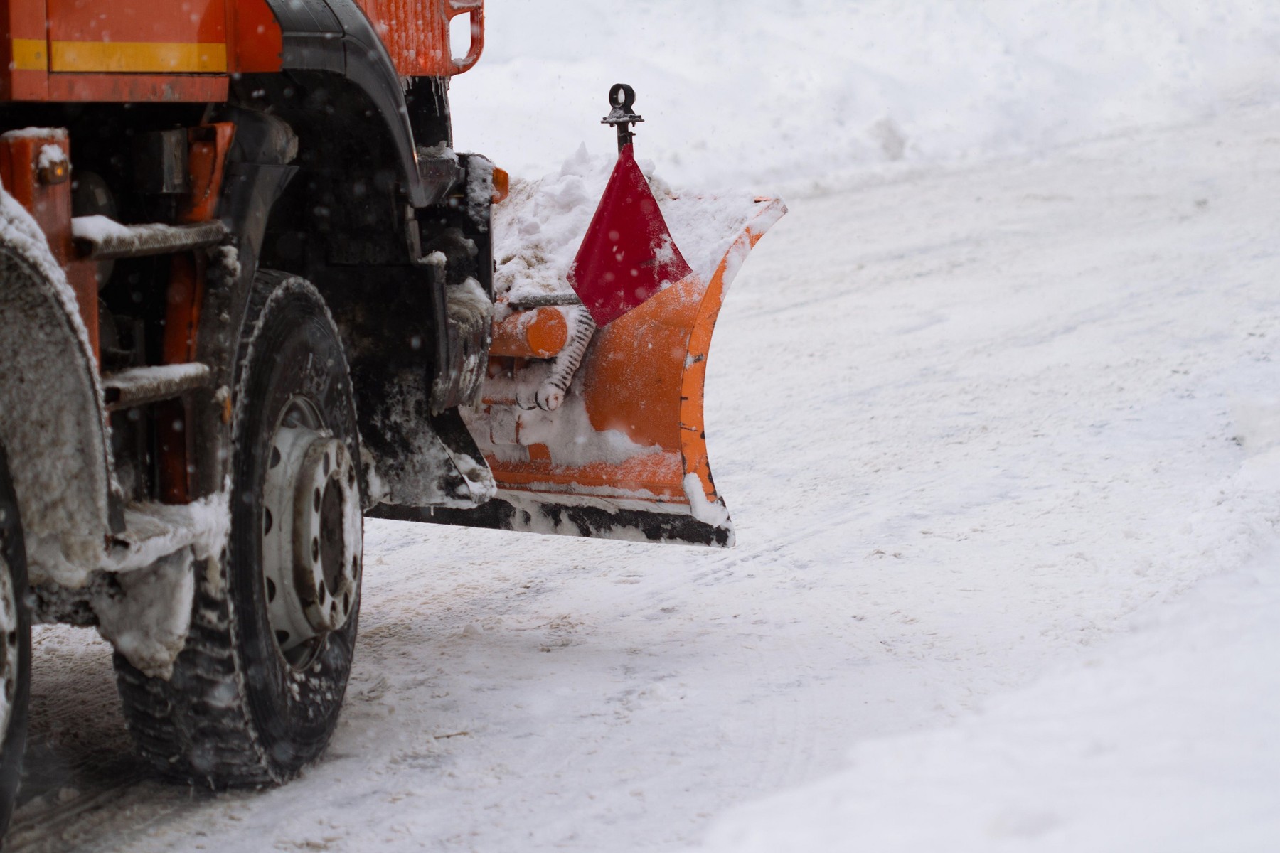 sneg, snežni plug, pluženje, zasnežena cesta, zima, zimske razmere