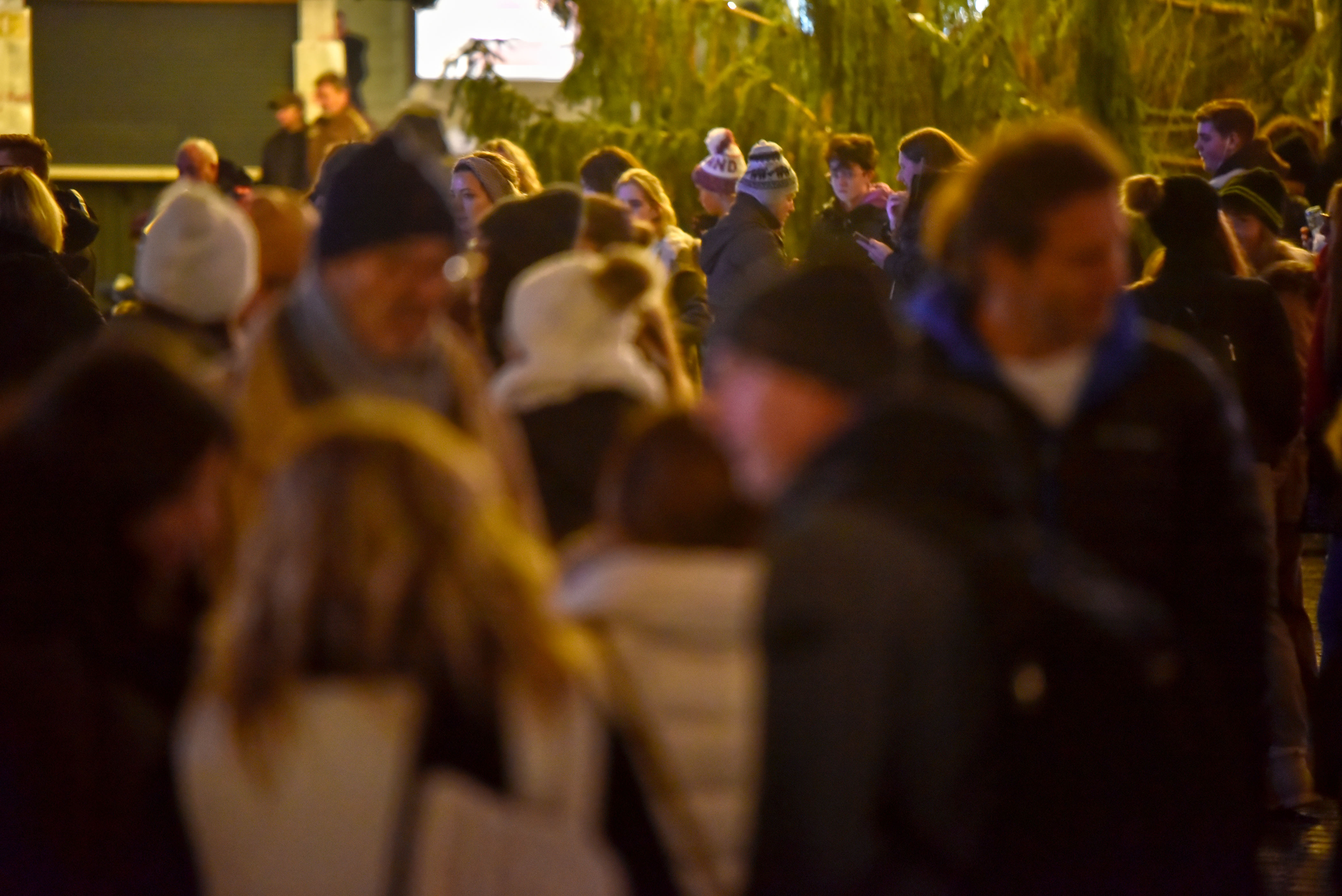 Praznična Ljubljana ljudje gneča zaprte stojnice