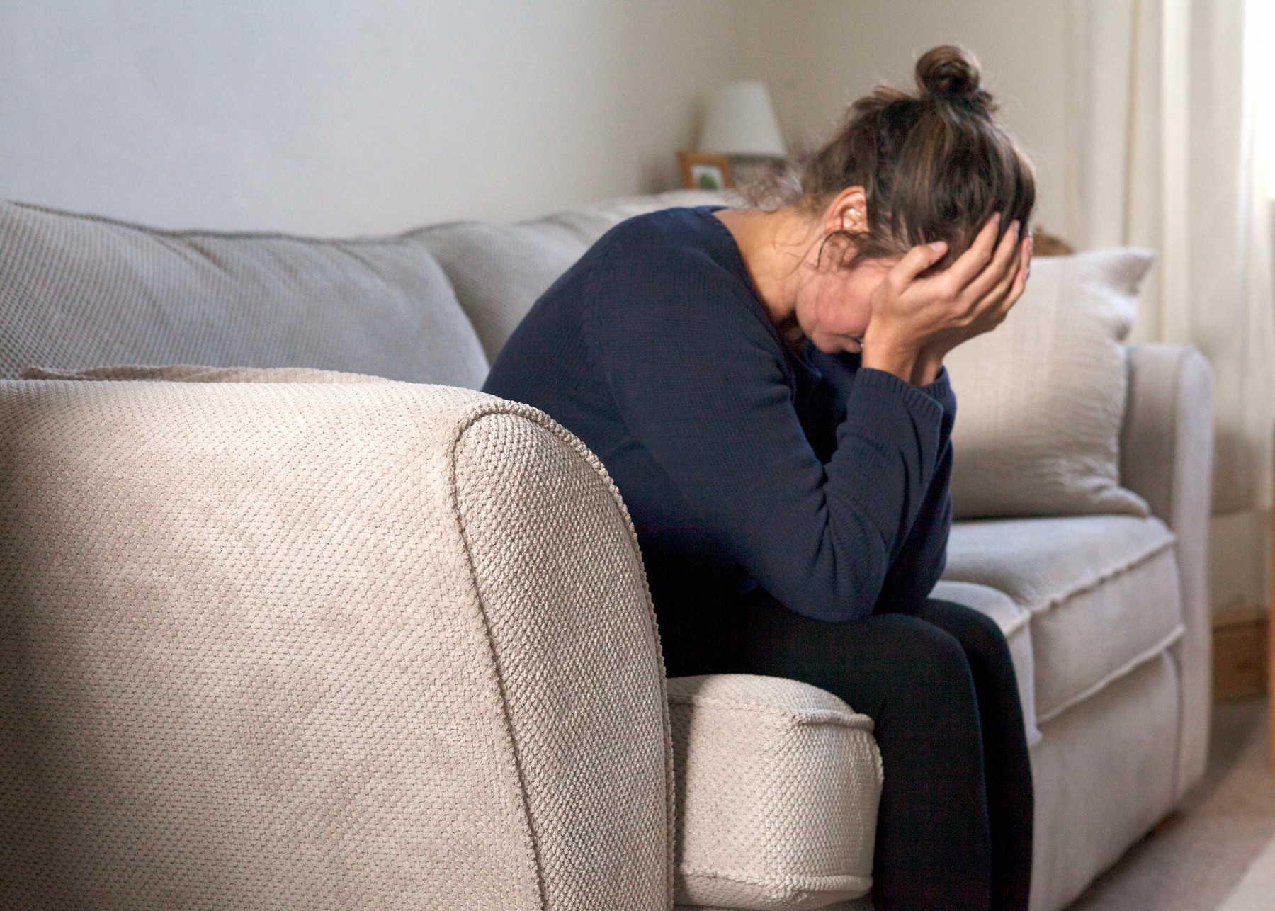 ženska, kavč, dnevna soba