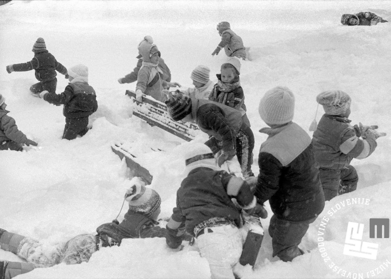 Zima, kepanje, otroci, igra na snegu