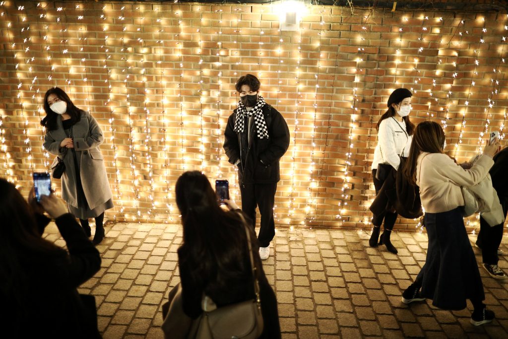 1640426283-2021-12-23T105450Z_1490355618_RC29KR9XQRKF_RTRMADP_3_CHRISTMAS-SEASON-SOUTHKOREA-1-1024x683.jpg