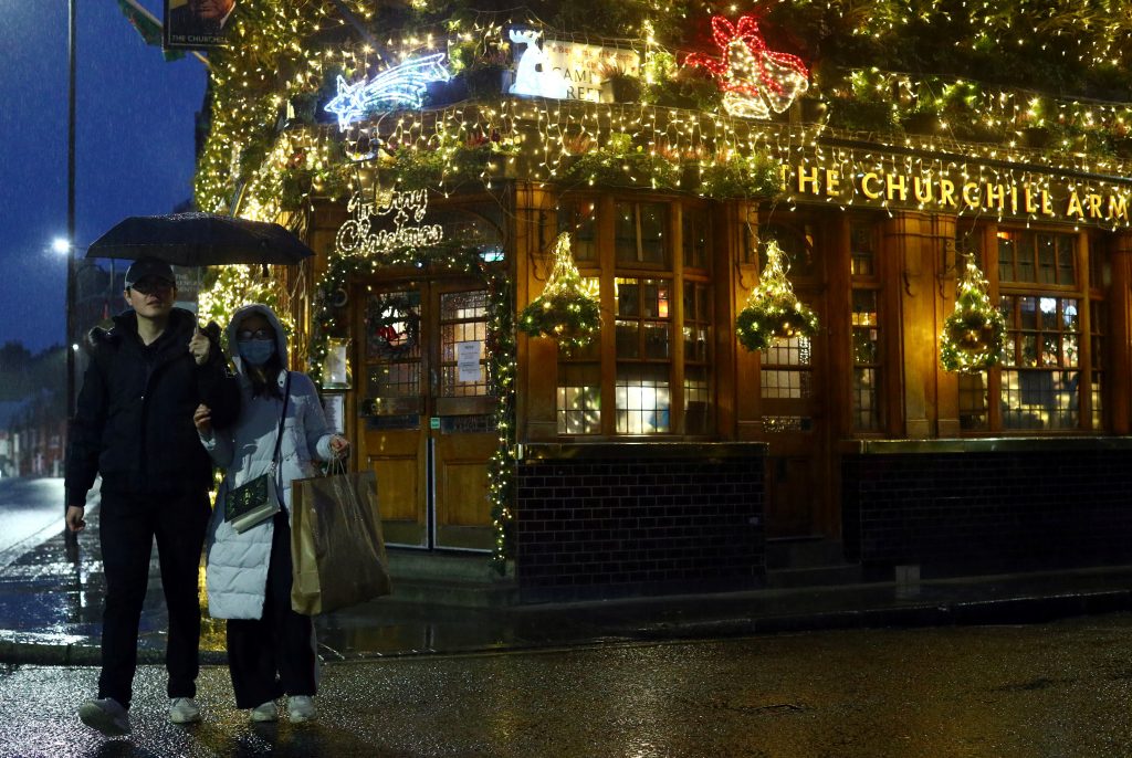 1640426494-2021-12-24T200718Z_628314584_RC23LR98KL1Y_RTRMADP_3_CHRISTMAS-SEASON-BRITAIN-1024x686.jpg