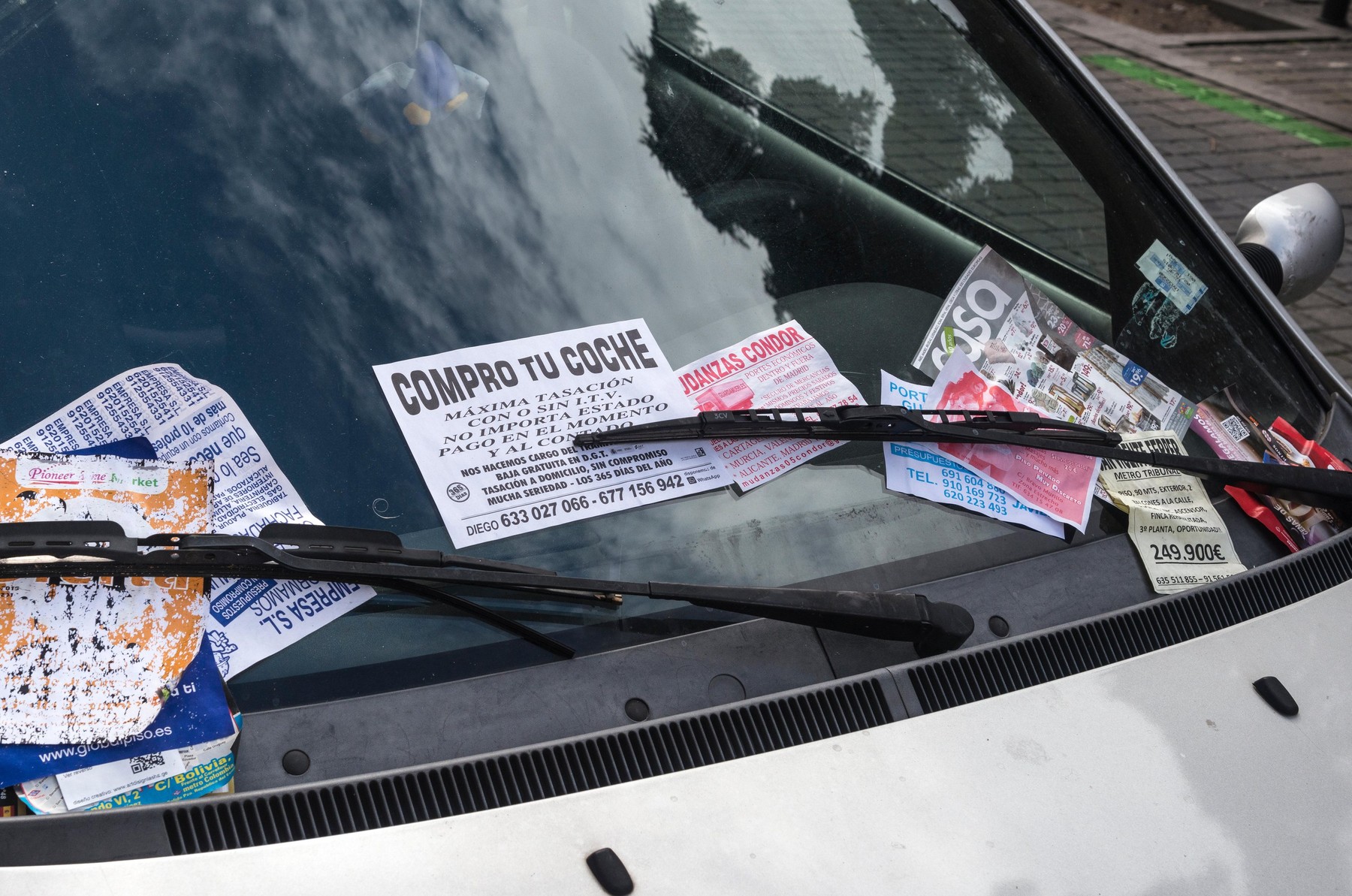 letaki, avto, brisalci