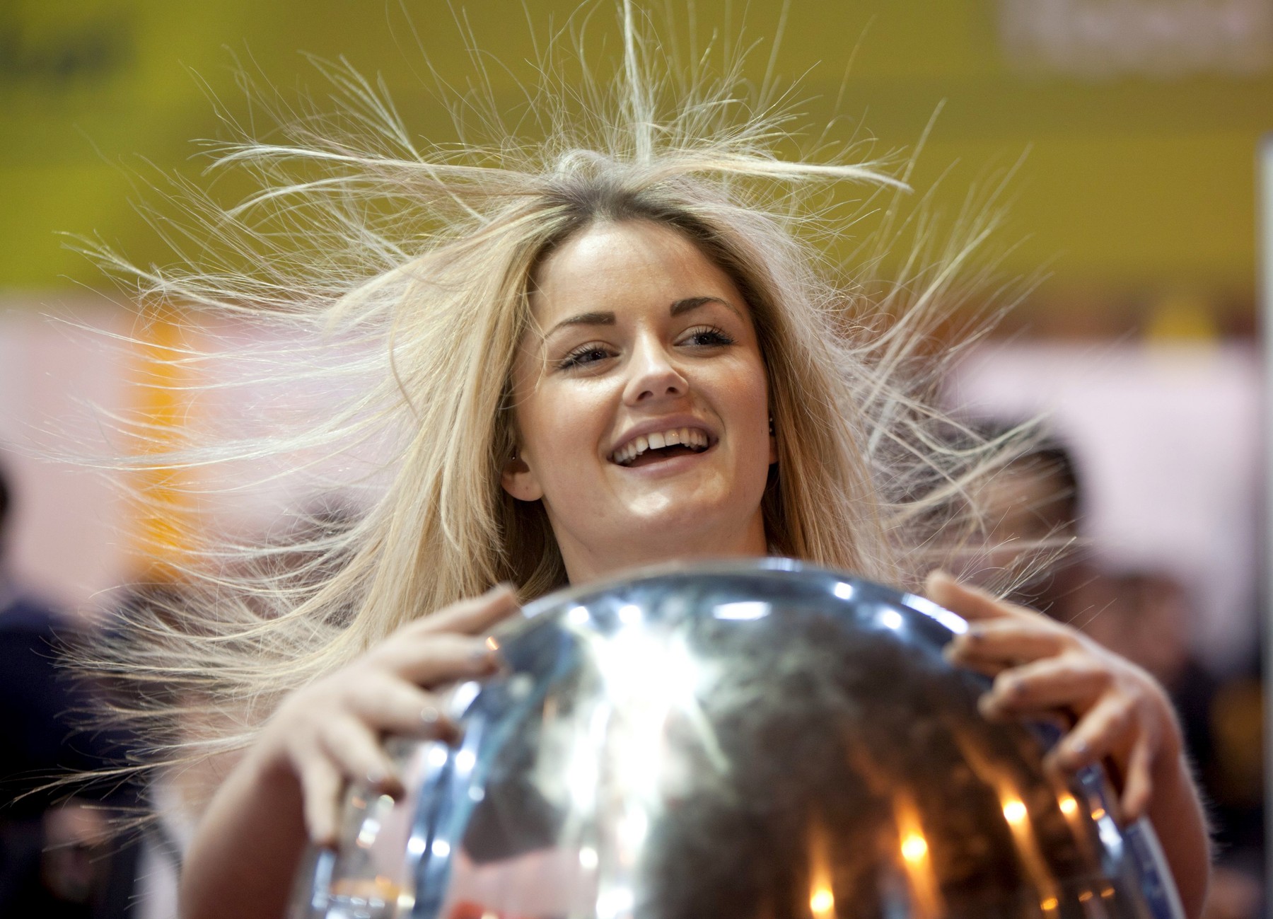 statika na oblačilih, statika na laseh