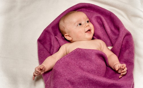 dojenček, smeh, odeja