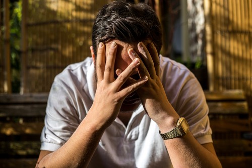 moški, depresija, roke, obraz