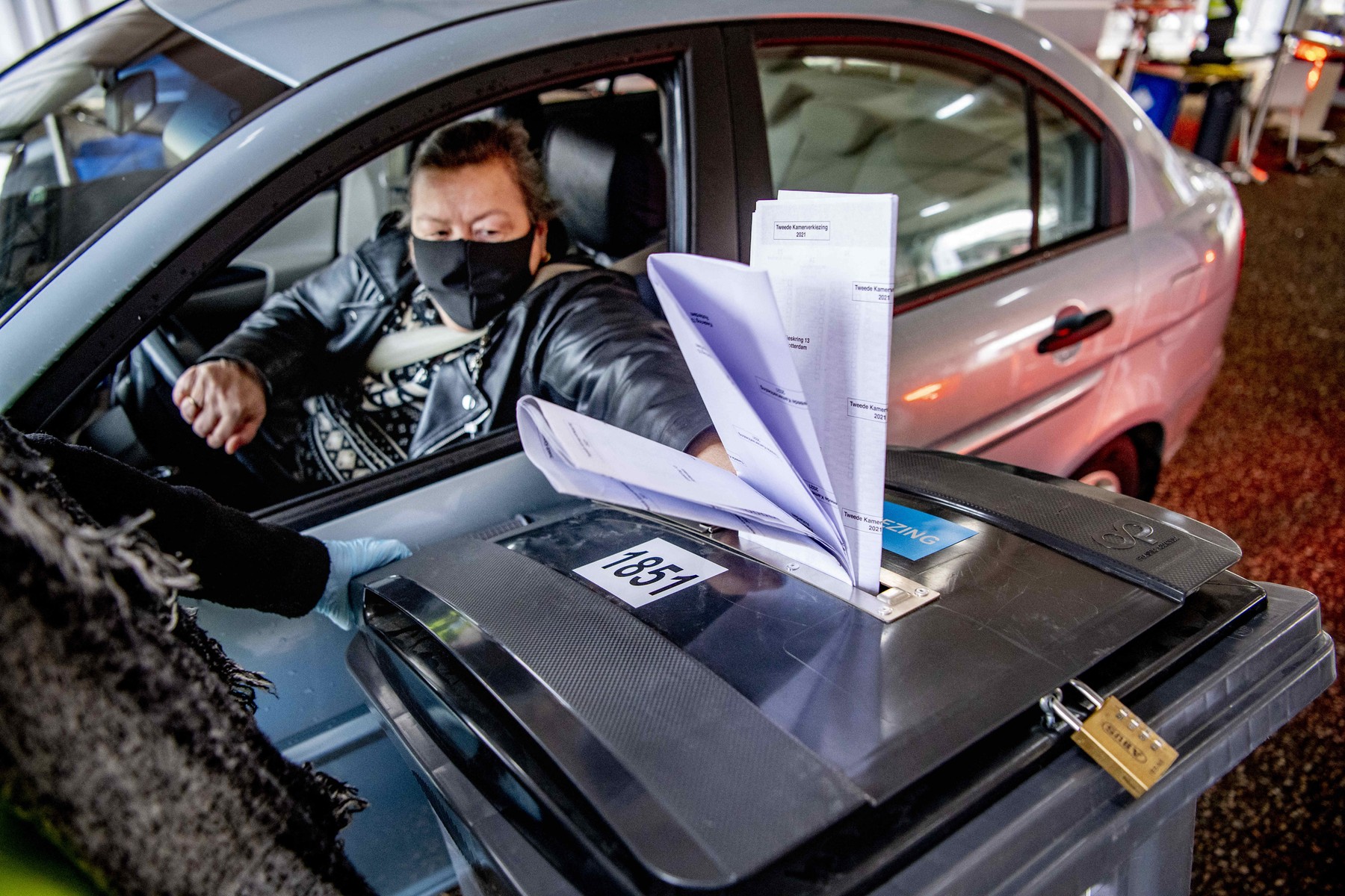 Drive-in polling stations - Rotterdam