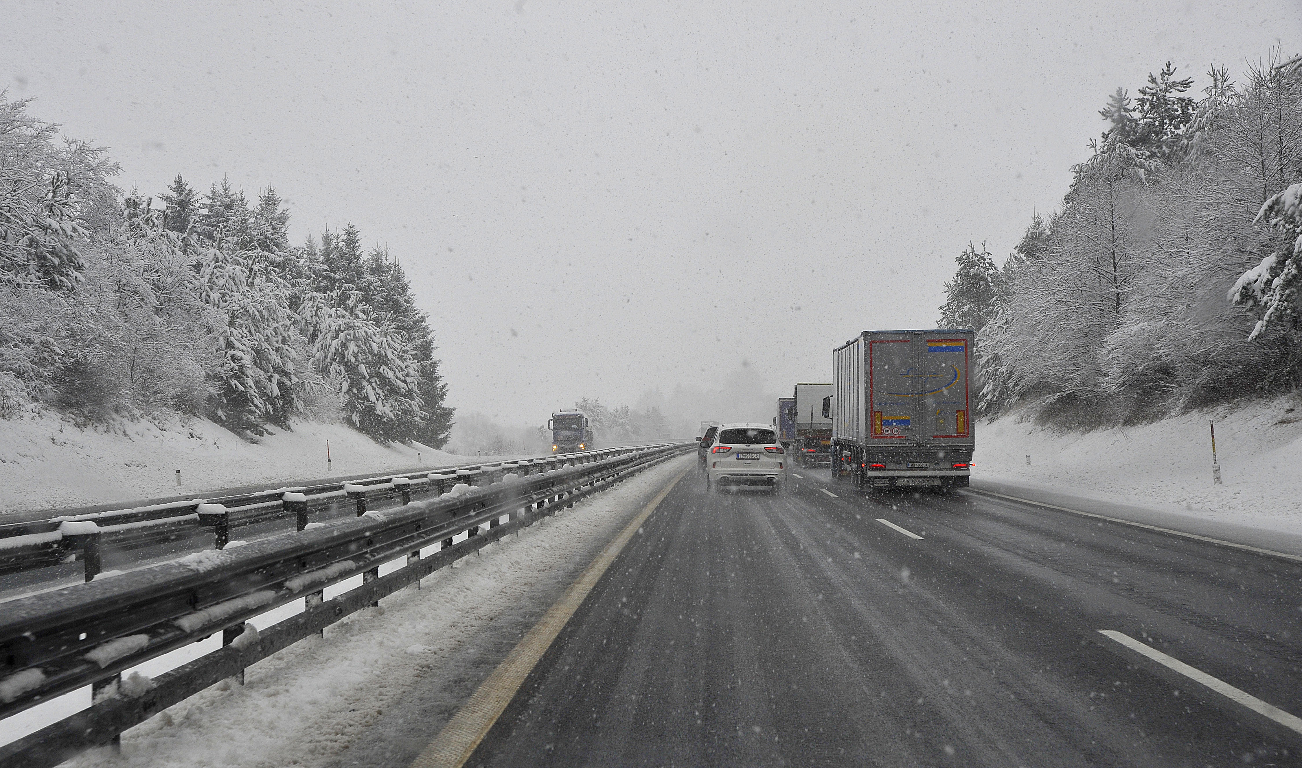Sneg na avtocesti