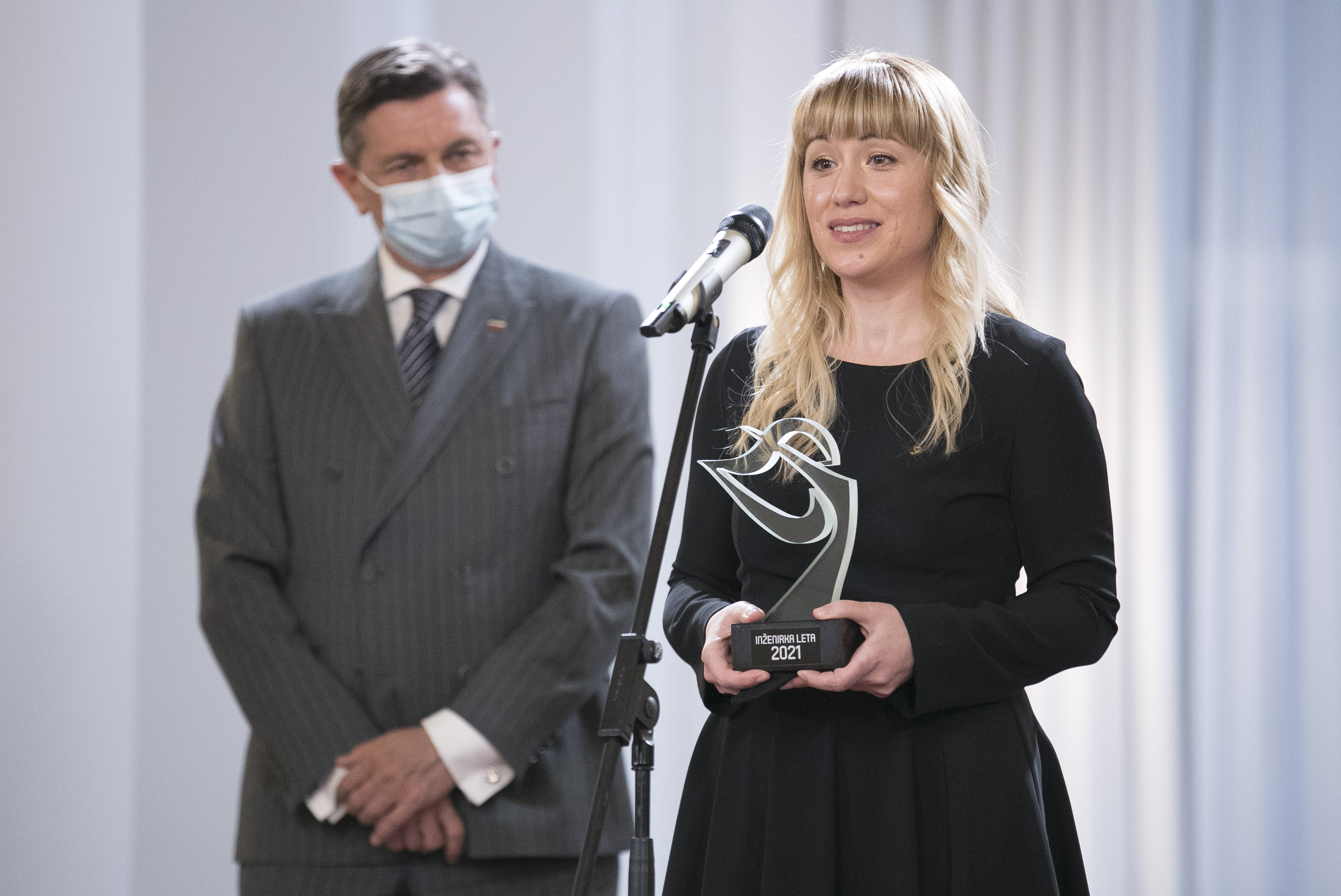 Inženirka leta 2021 Nataša Kovačević in predsednik Republike Slovenije Borut Pahor