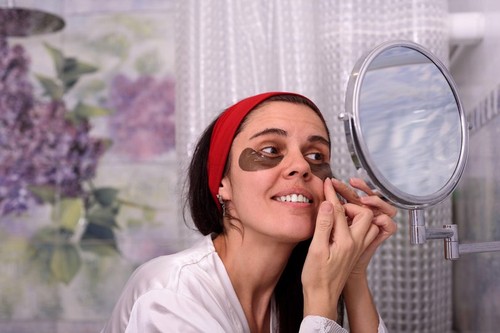 ženska, ogledalo, podočnjaki, oči, koža, obraz