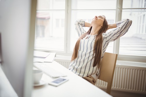 Ženska za računalnikom