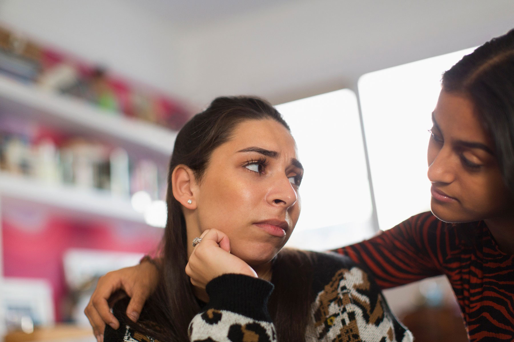 prijateljici, tolazba, pogovor, objem