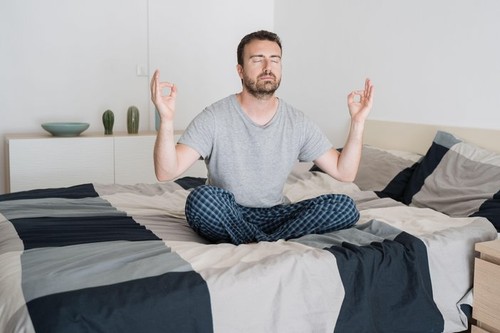 moški, meditacija, postelja, spanje, jutro