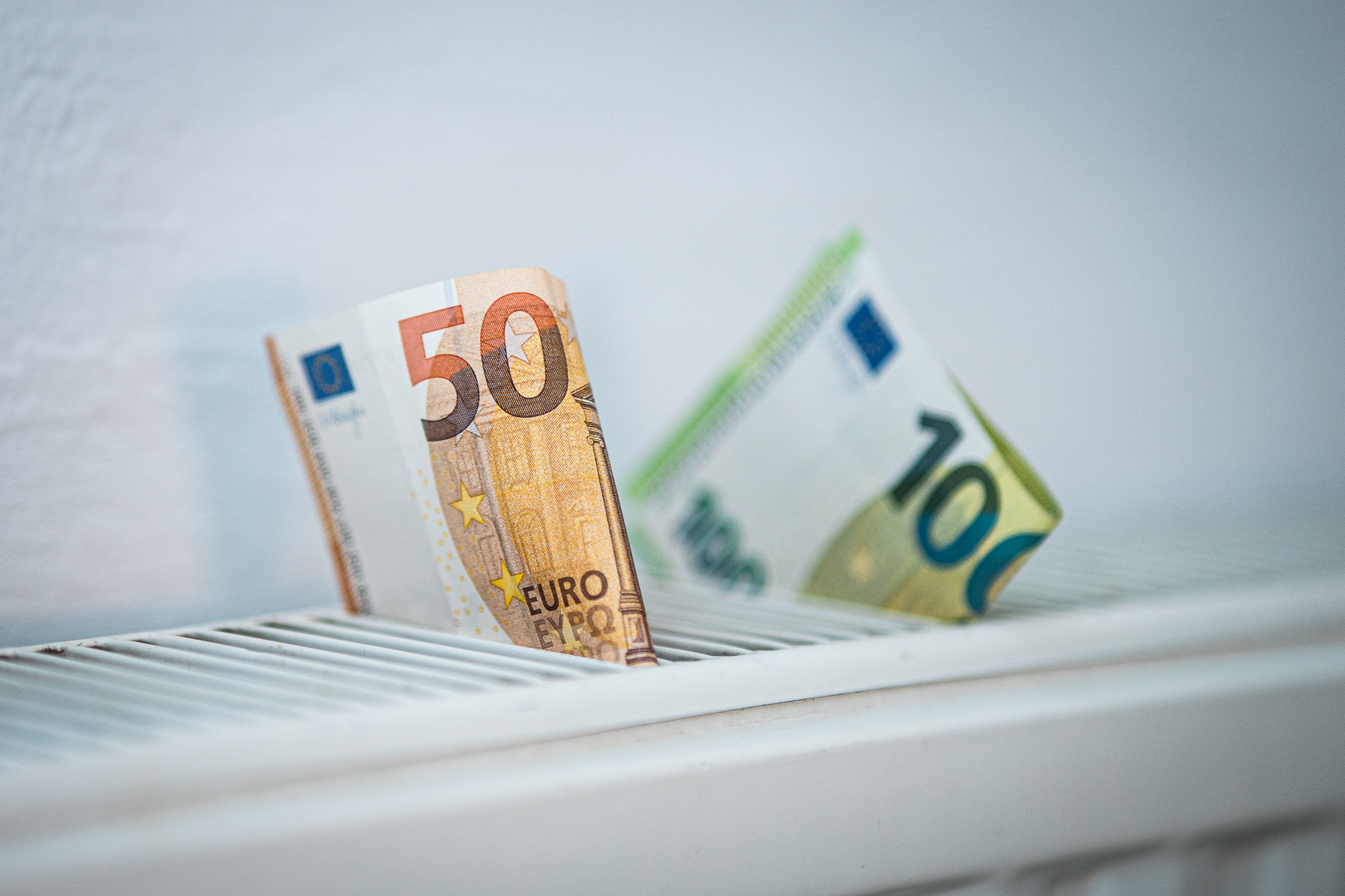 podražitev energetike, ogrevanje, plin, energenti, elektrika, podražitve, denar, radiator, zima, energenti, energetski bon, energetski vavčer