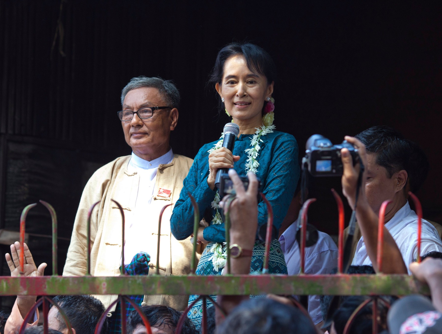 Aung San Suu Kyi addresses thousands of supporters at NLD head quarter on Nov 14, 2010.