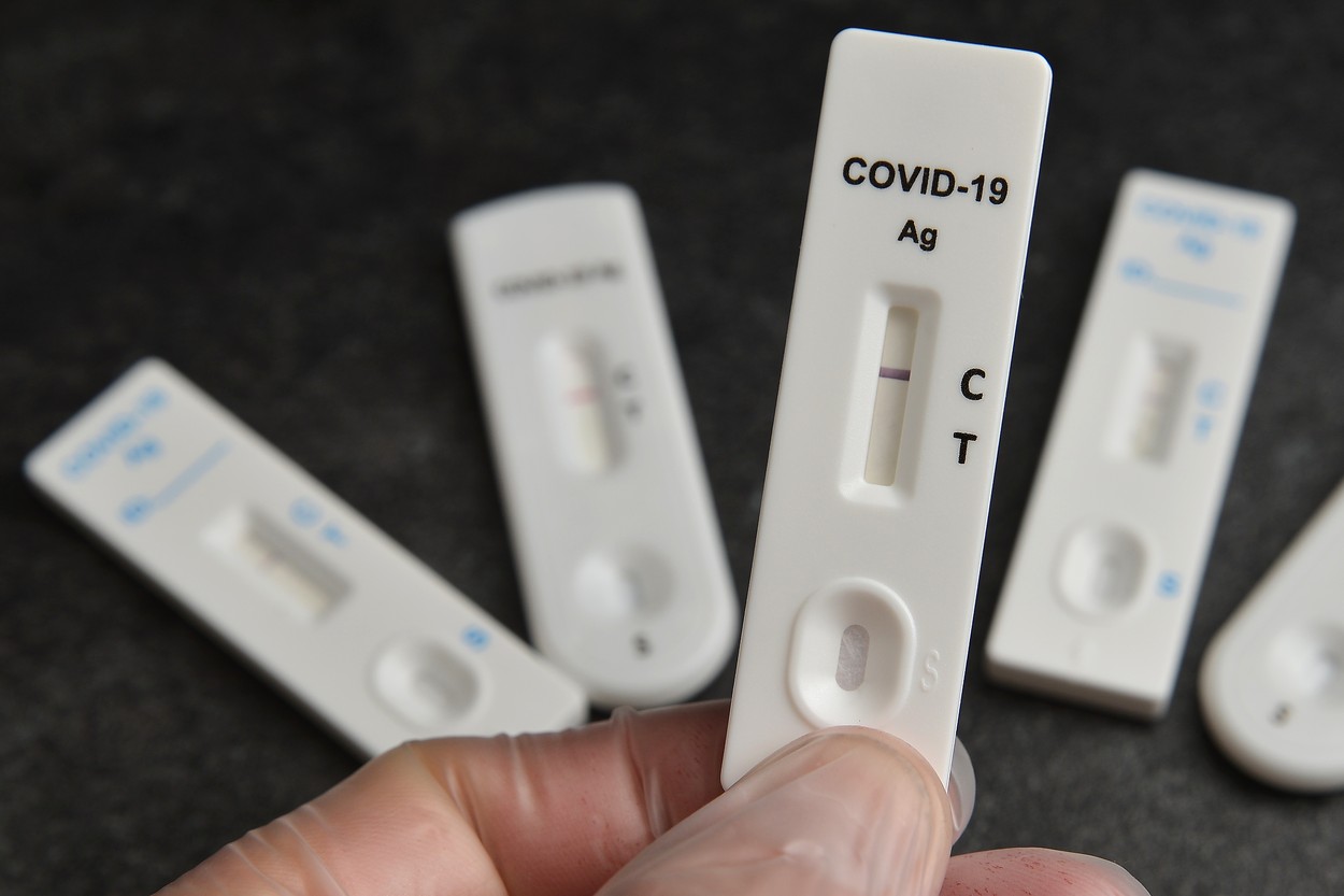 antigenní test na koronavirus, negativní, ruka, covid 19 Ag
