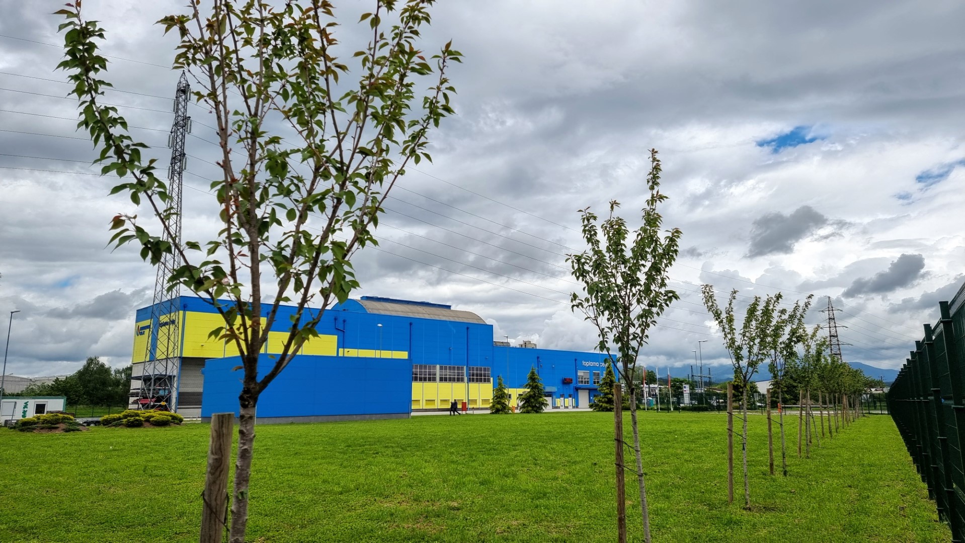 Slika 1 Toplarna drevesa ob ograji (Large)