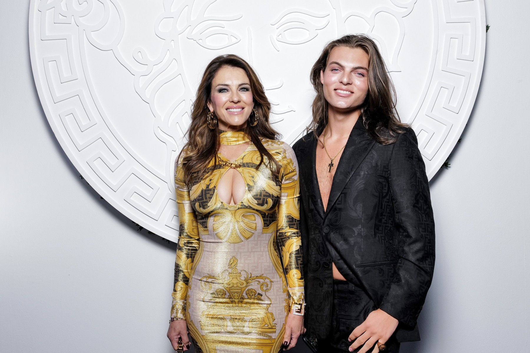 Elizabeth Hurley, Damian Hurleyy