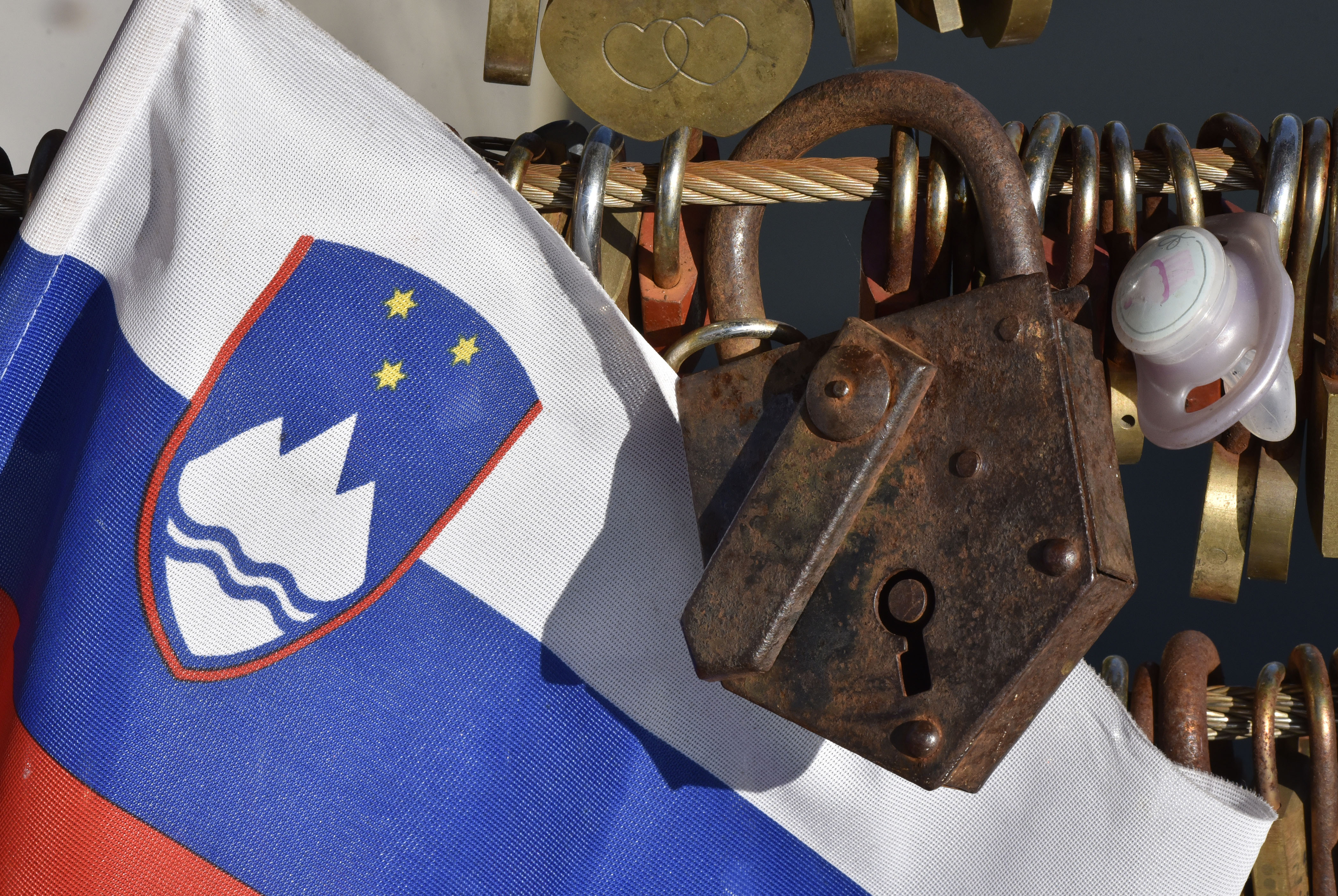 Detajl ključavnice slovenska zastava koronavirus ukrepi