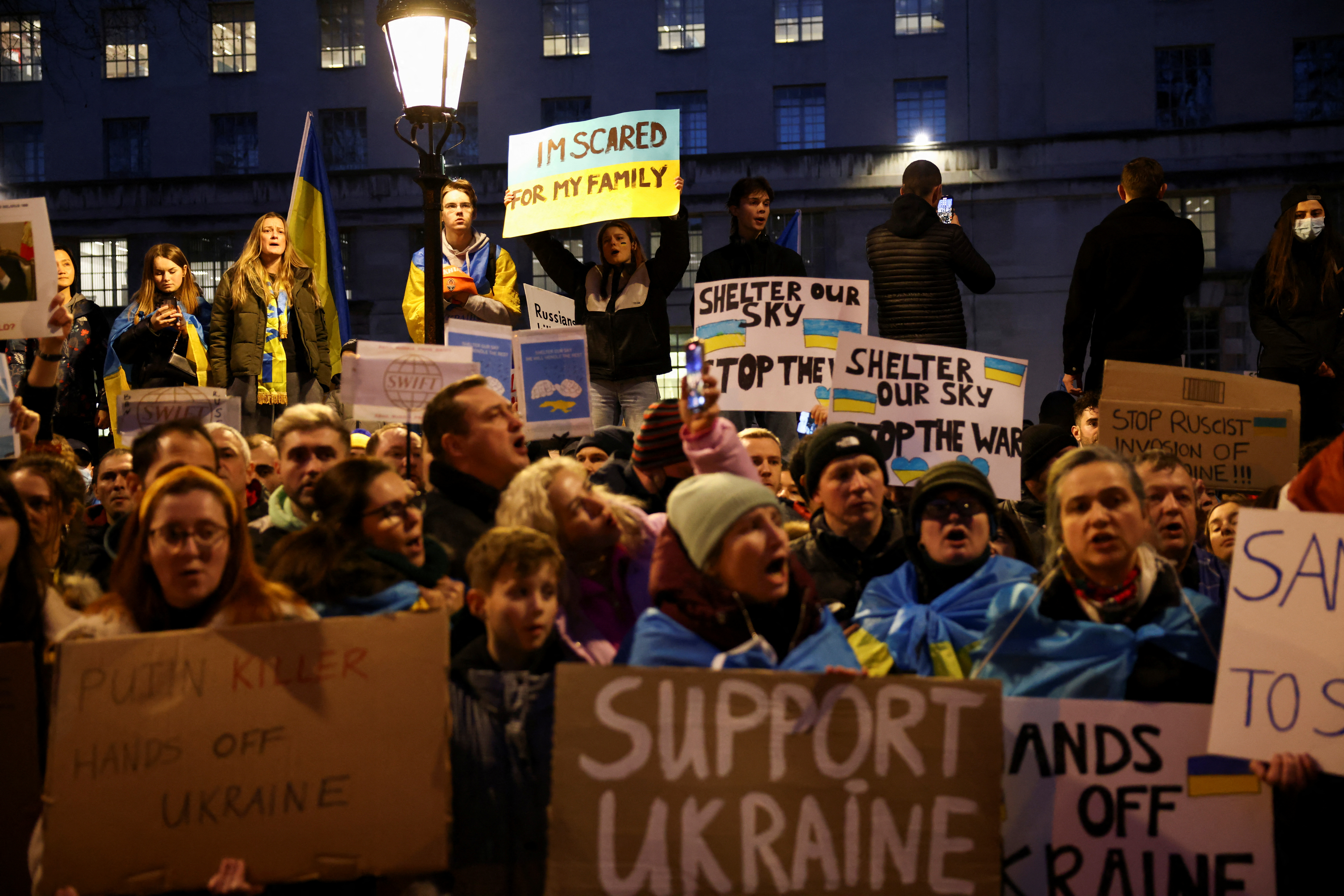 protesti v Londonu/REUTERS/Henry Nicholls