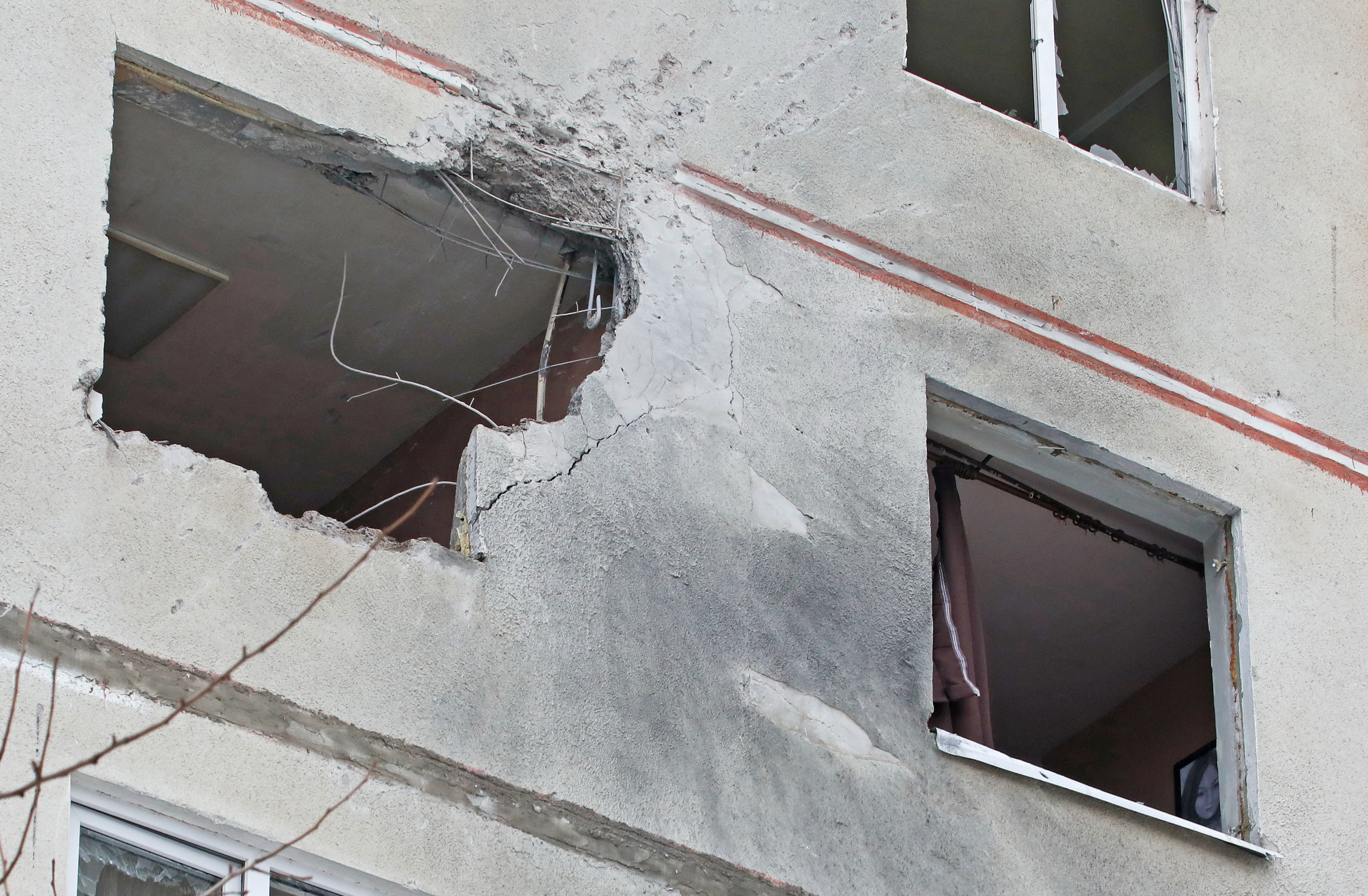 Poškodovana stanovanjska stavba v Harkovu (Reuters)