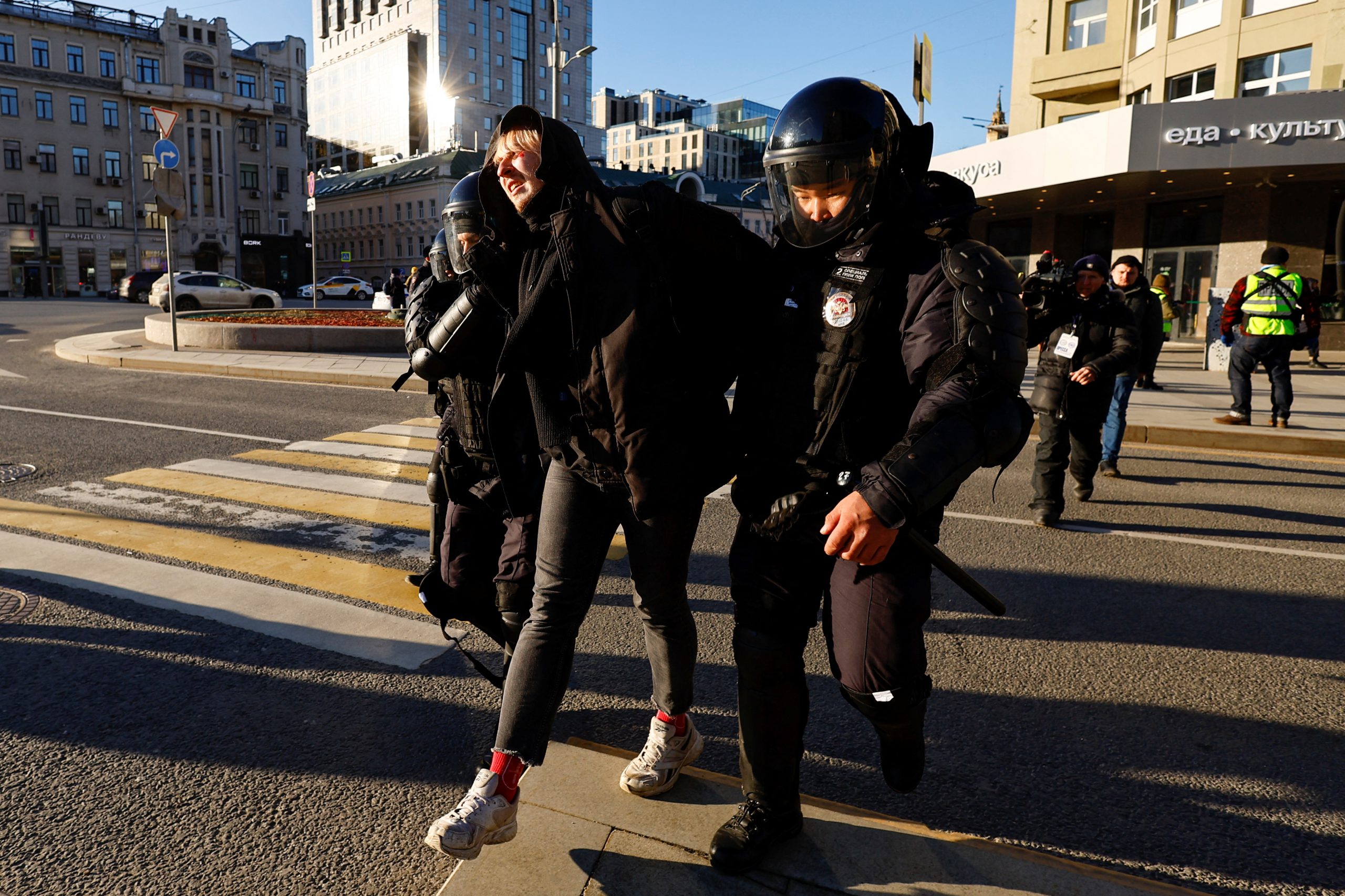 1646584119-2022-02-27T131328Z_1532421257_RC211M9C04O9_RTRMADP_3_UKRAINE-CRISIS-RUSSIA-PROTESTS-scaled.jpg