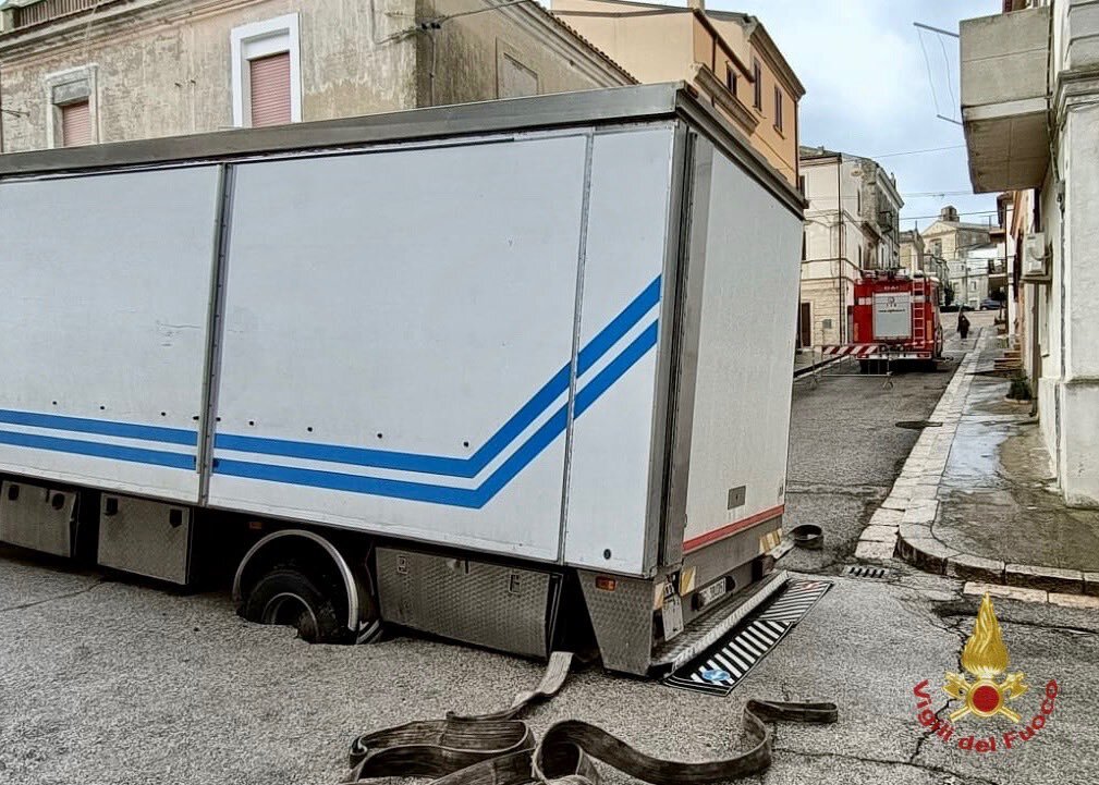 tovornjak, italija, luknja, gasilci