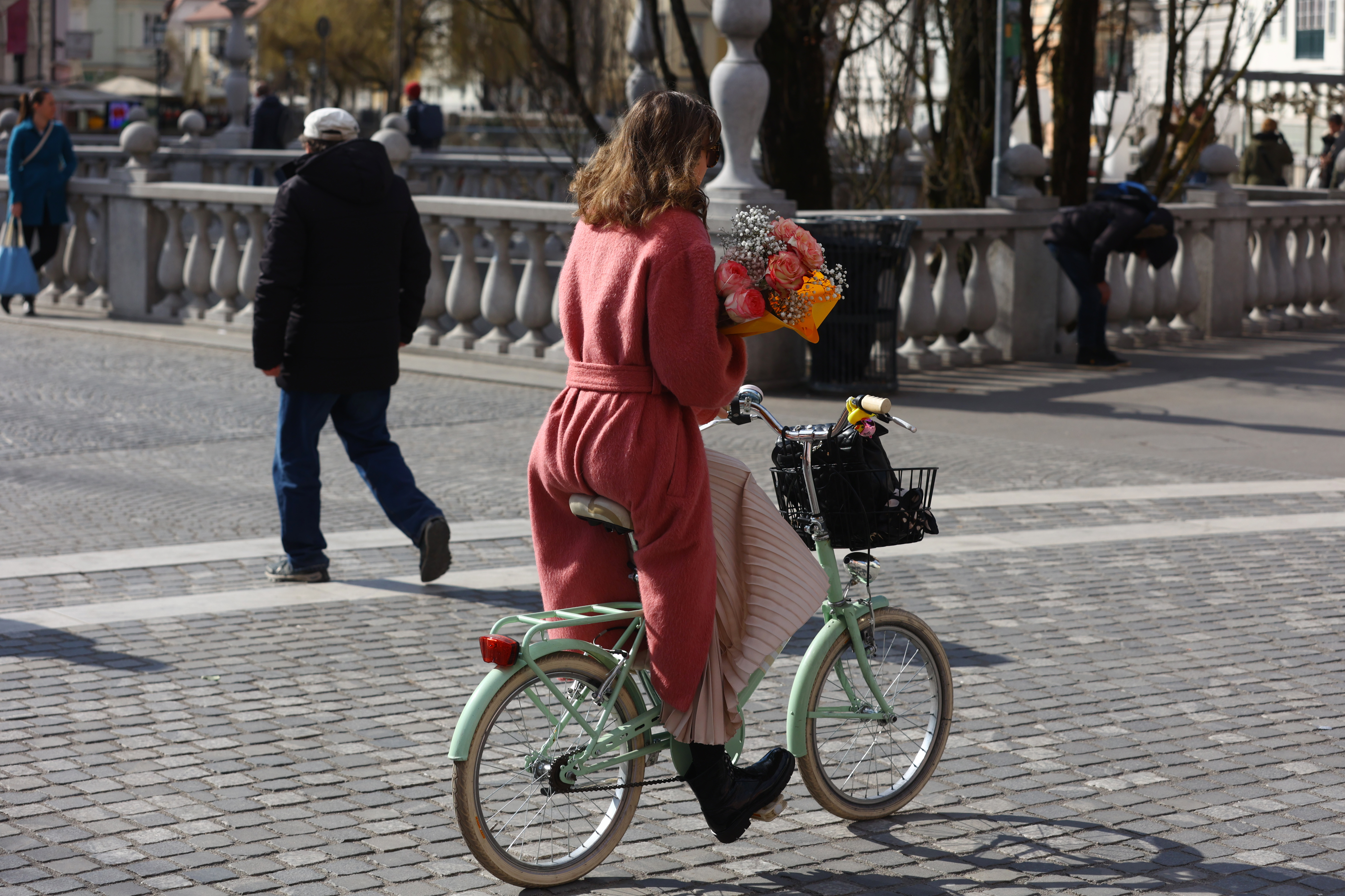 8. Marec, dan žensk, enakopravnost, rože, ženska, kolo