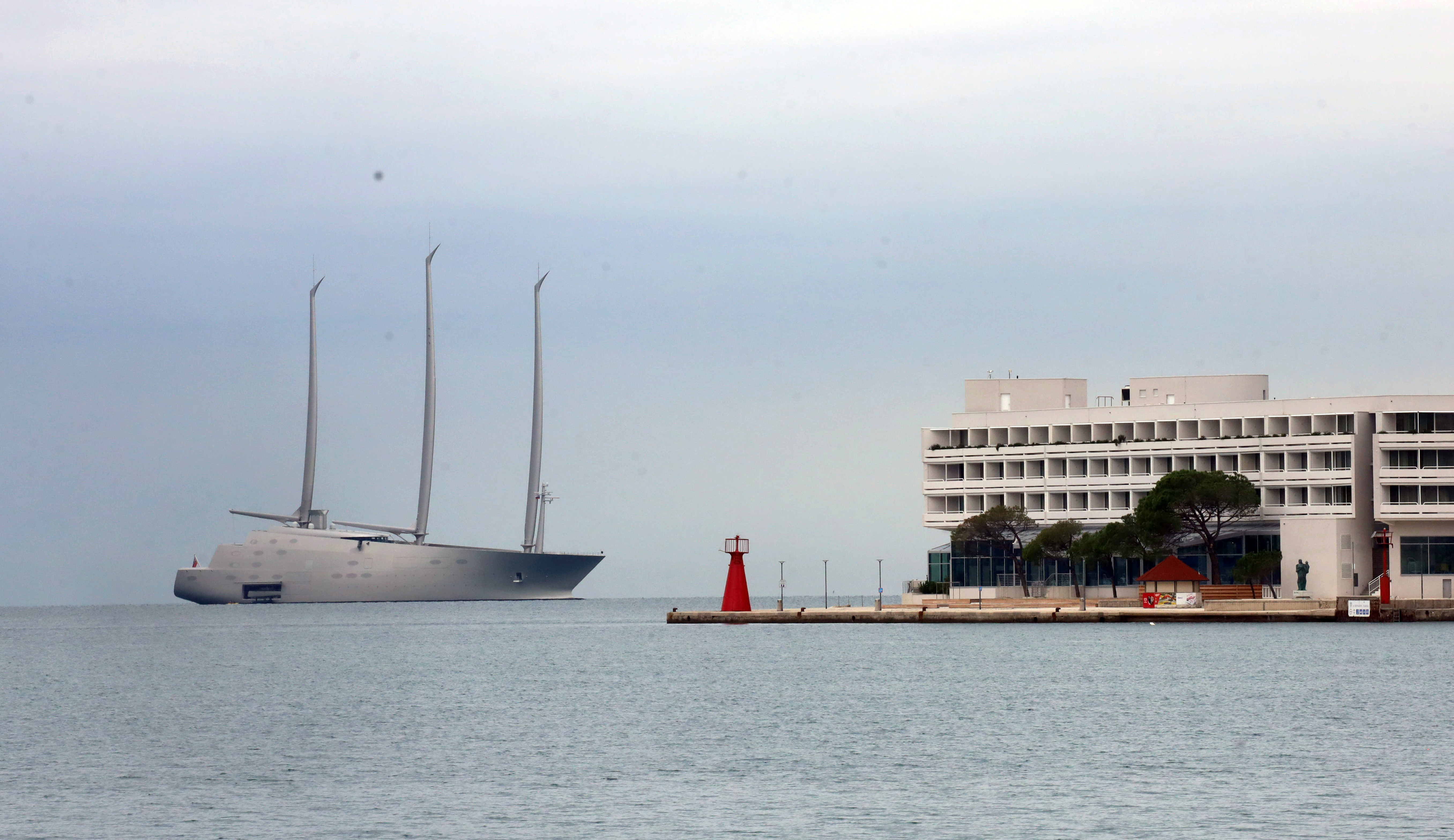 Mega jadrnica zasidrana pred Portoroem