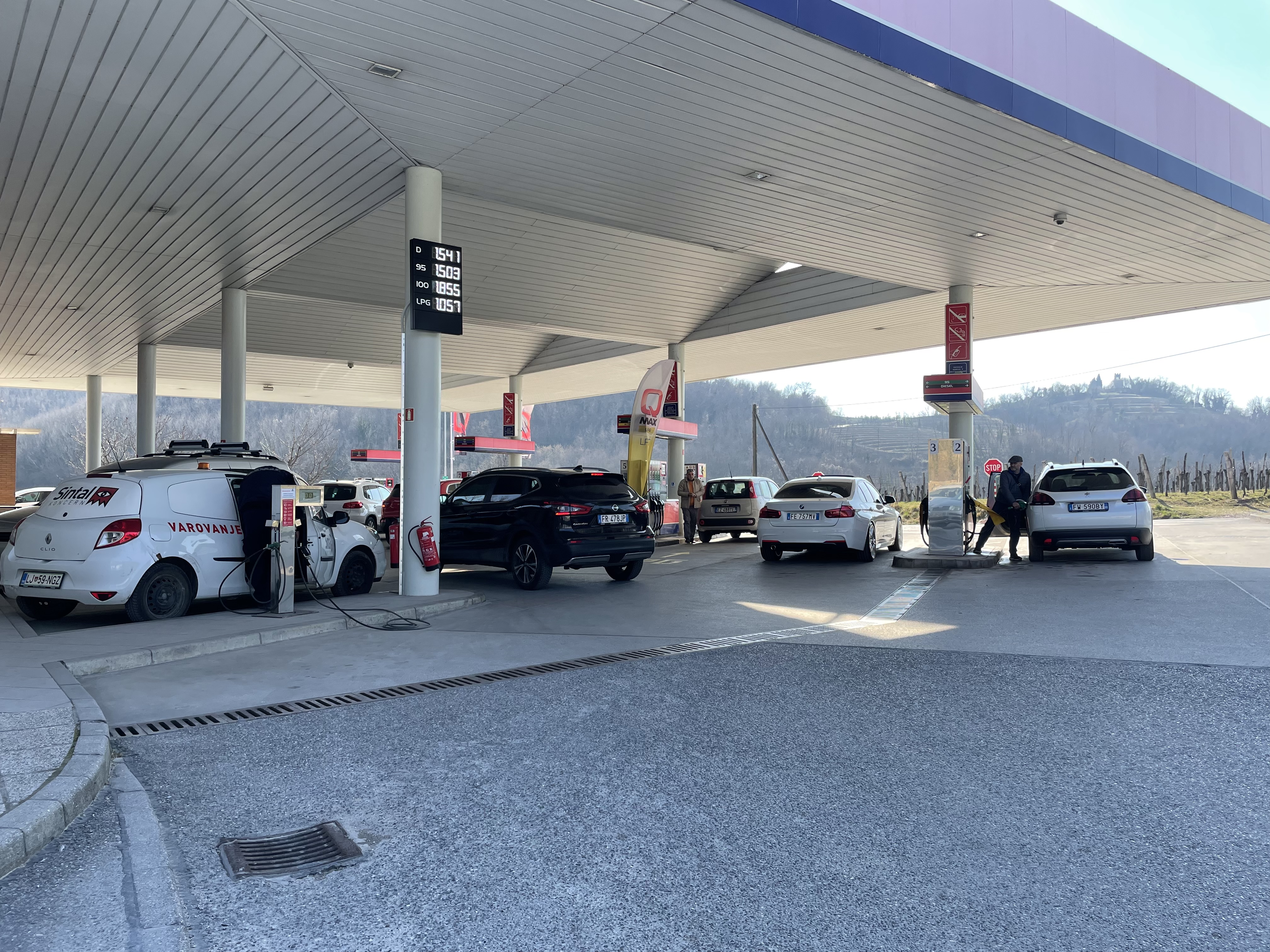 bencinske črpalke ob italijanski meji Štaloni