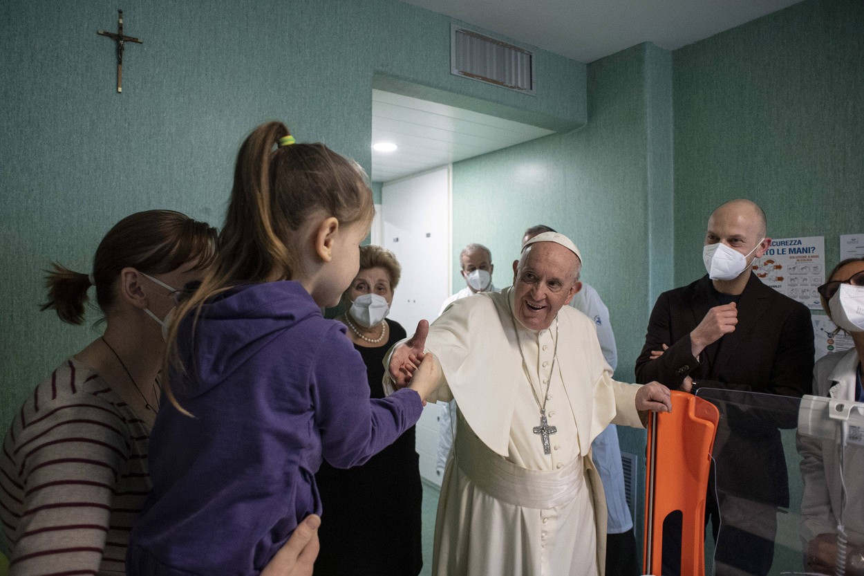 Pope Francis visits Ukrainian children