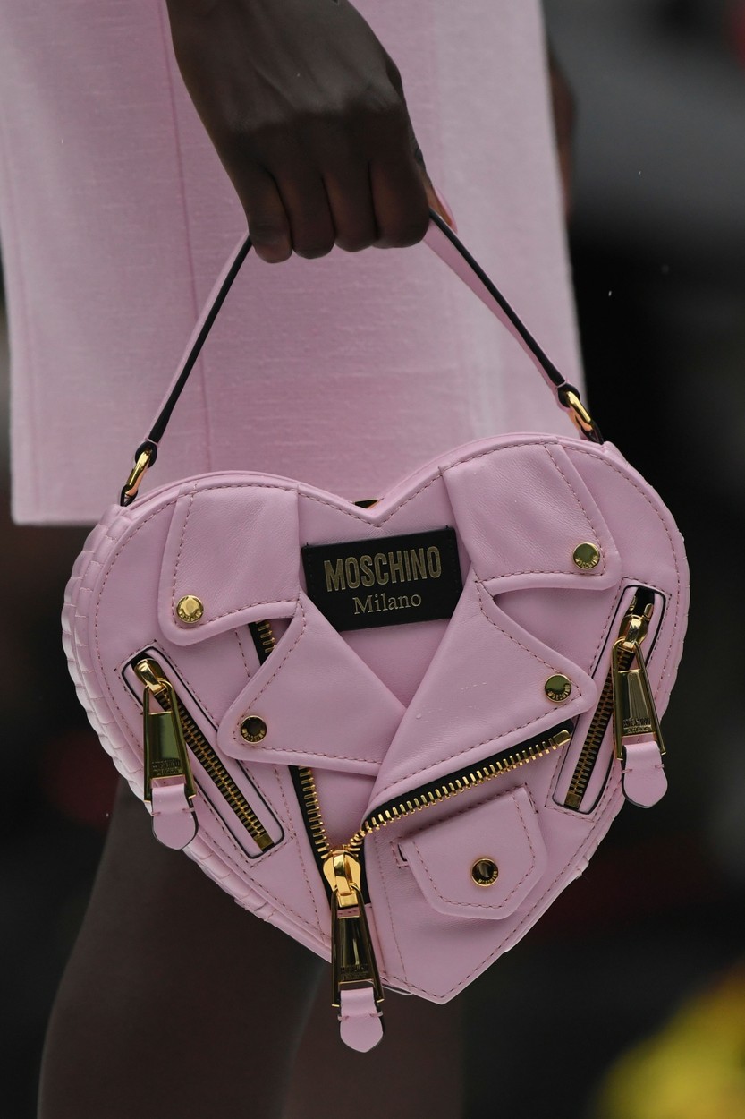 1648042393-Moschino.jpg
