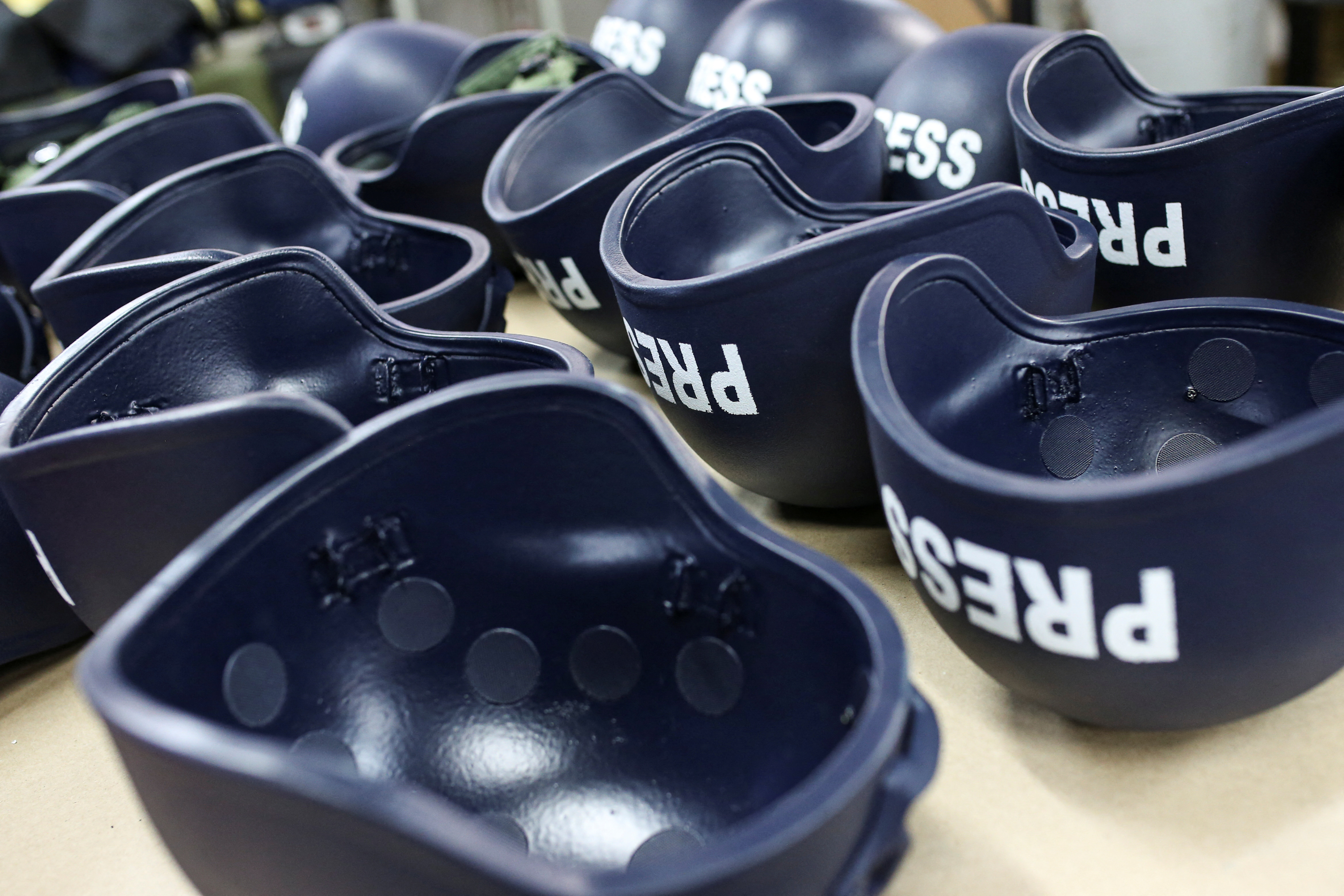 vojna, vojna v Ukrajini, čelada, novinarji, novinarstvo, mediji, press, zaščita