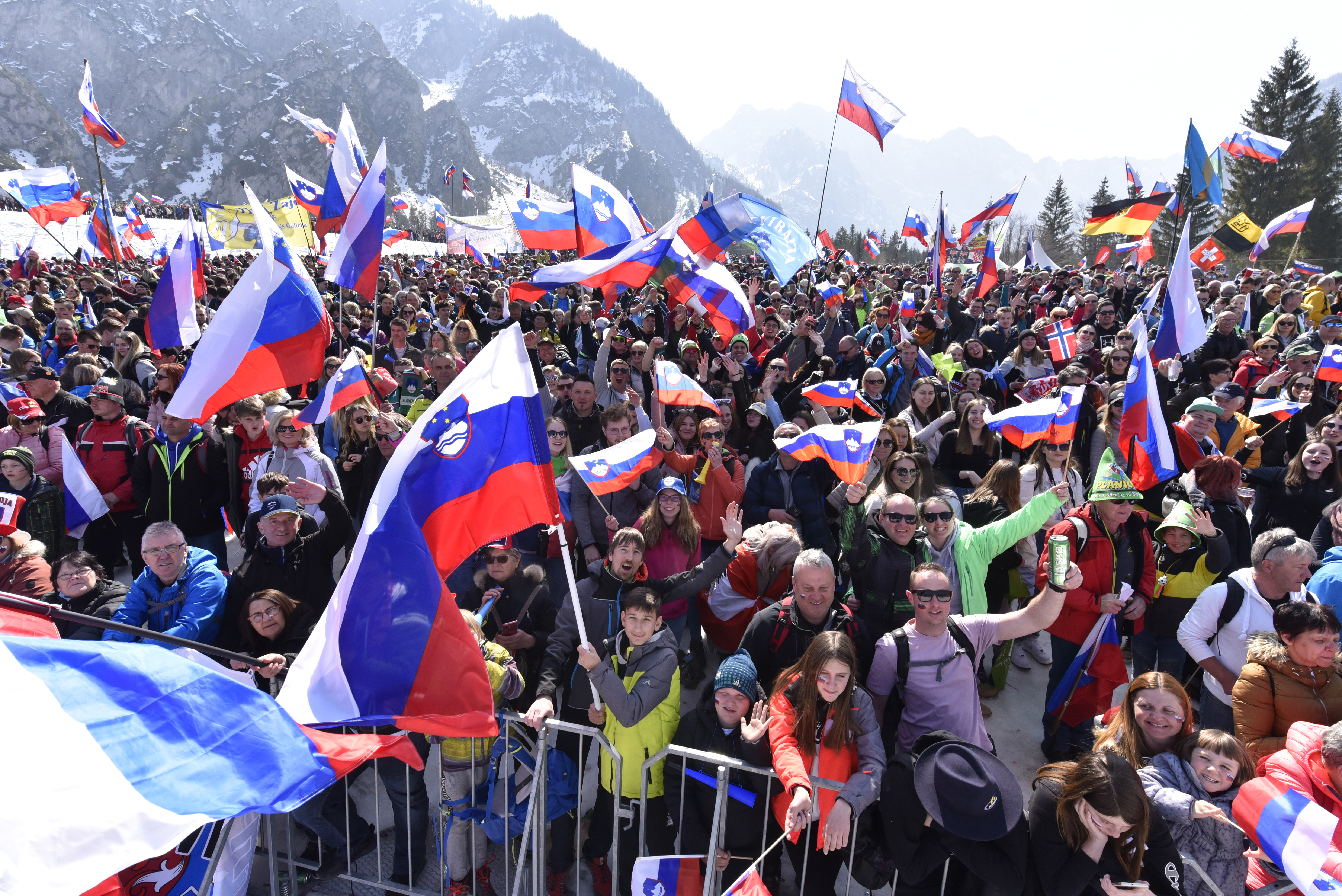 Planica 2022, obiskovalci, zastave