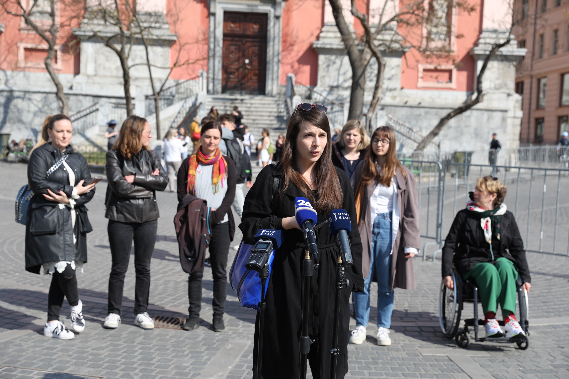 Novinarska konferenca nevladnih organizacij v podporo Lutri.