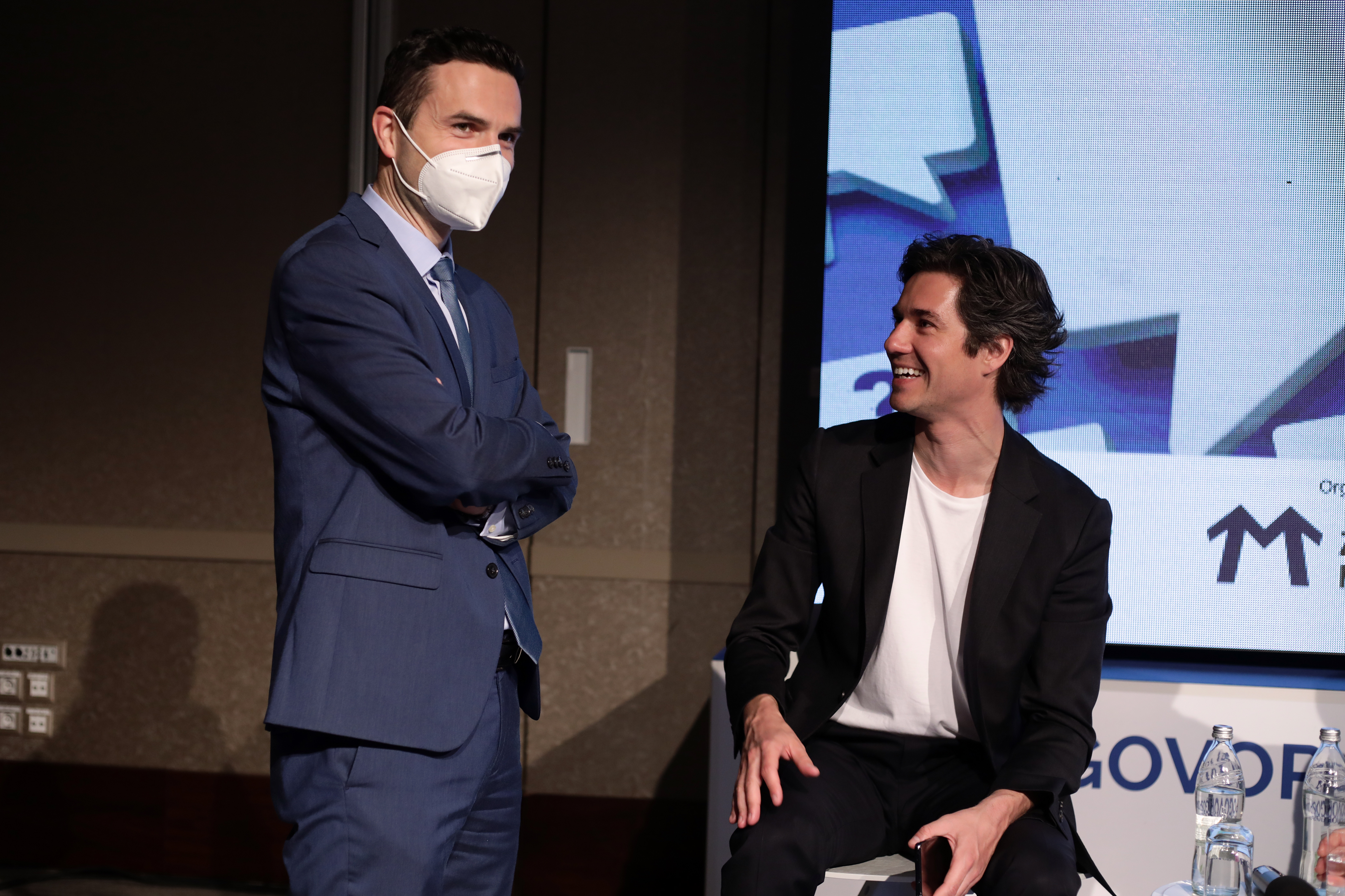 Pogovor gospodarstva in politike