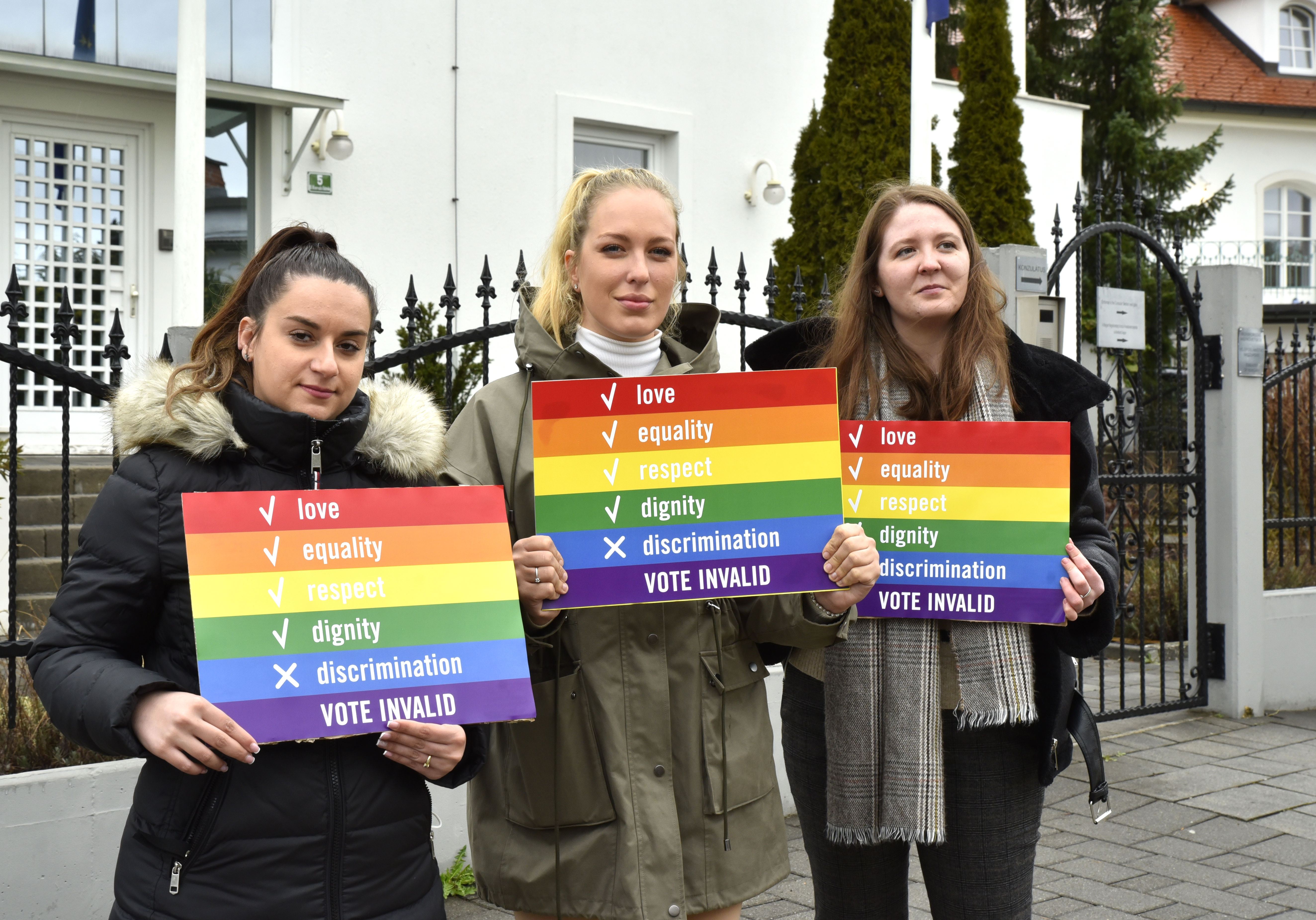 Protest madžarsko veleposlaništvo