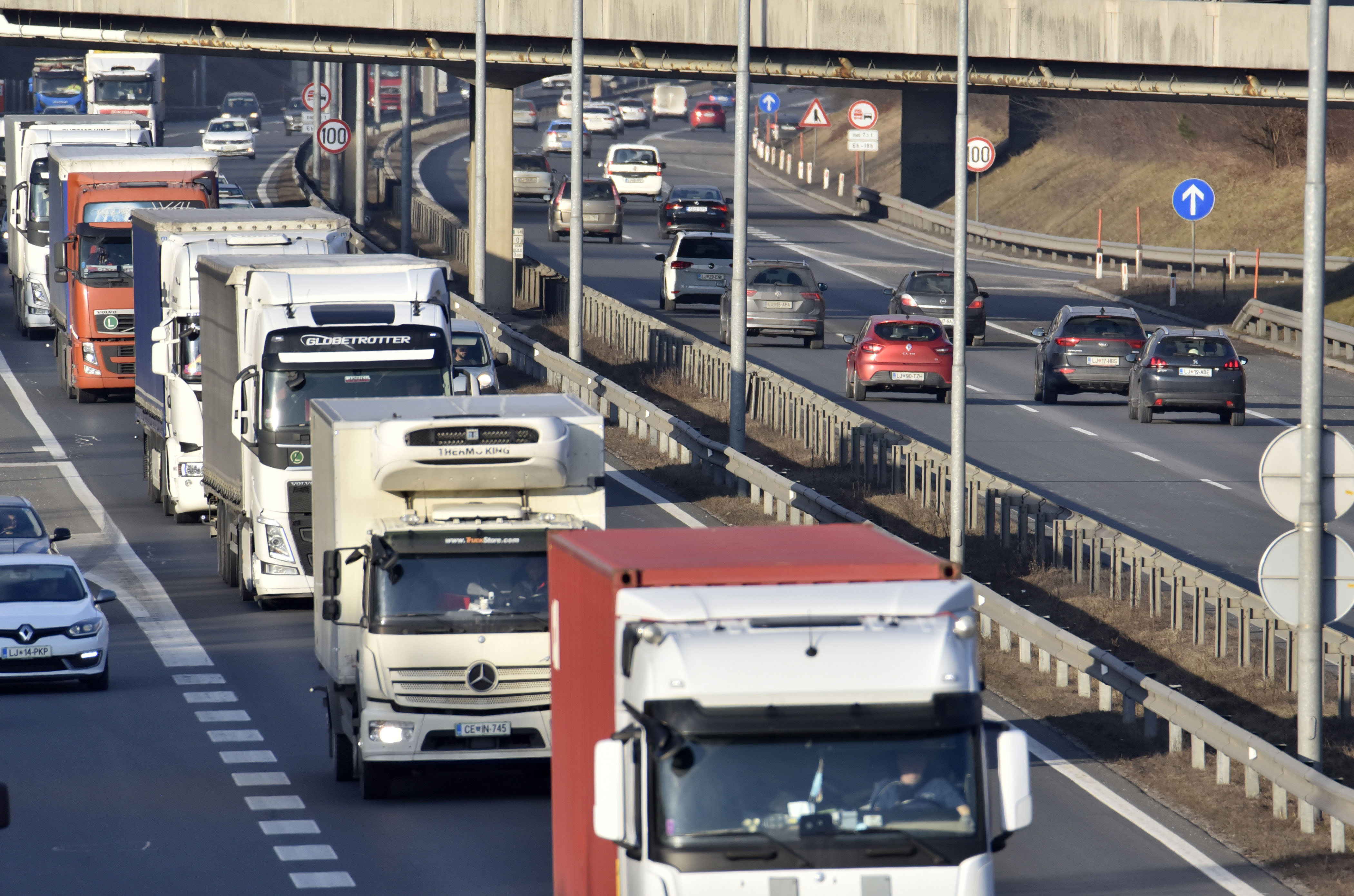 Avtocestni promet tovornjaki osebna vozila
