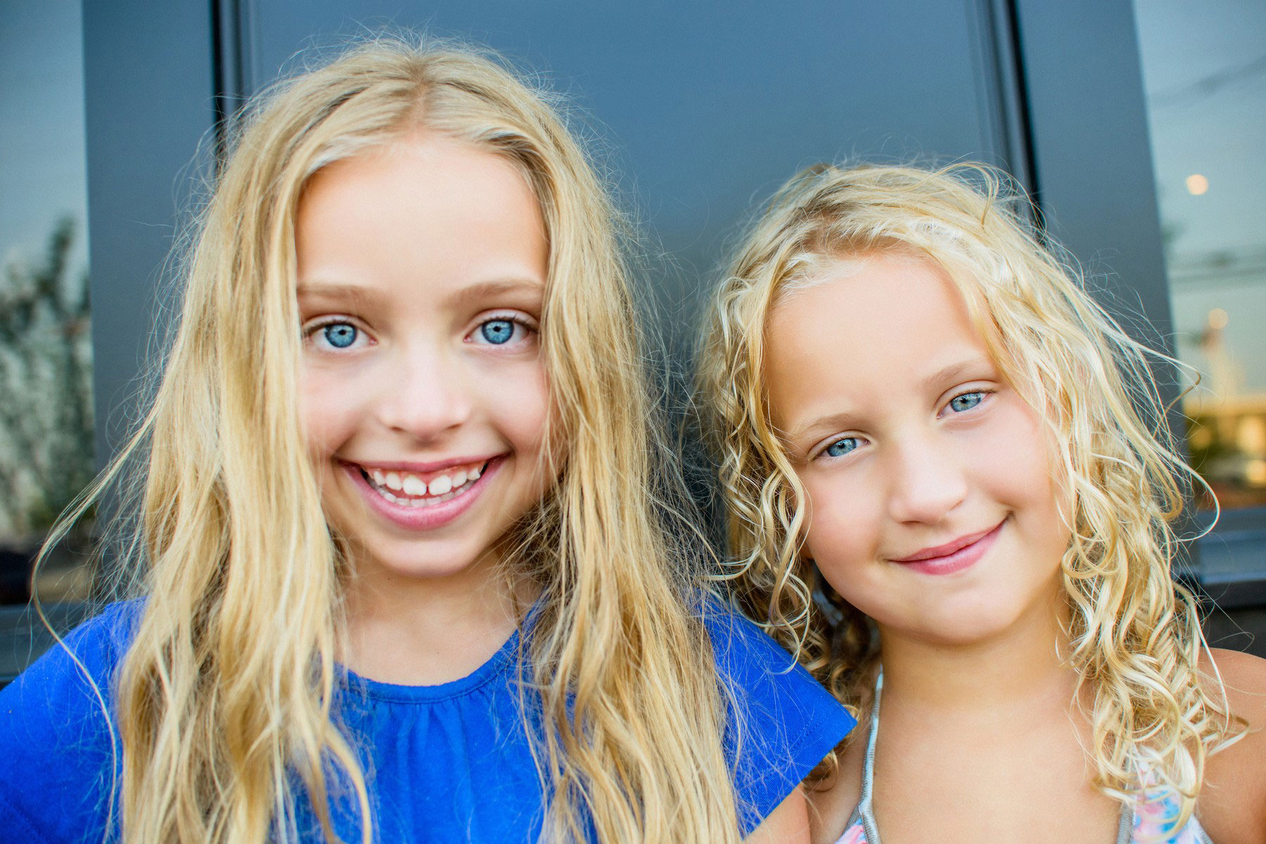 deklica, modre oči, smeh