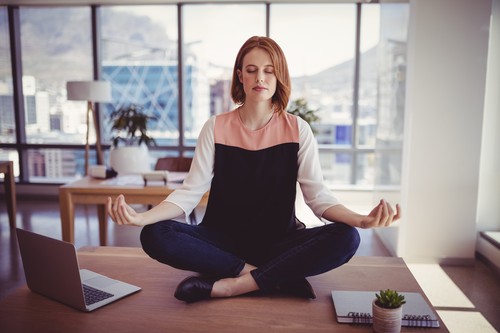 ženska, meditacija, čuječnost, računalnik, miza, pisarna