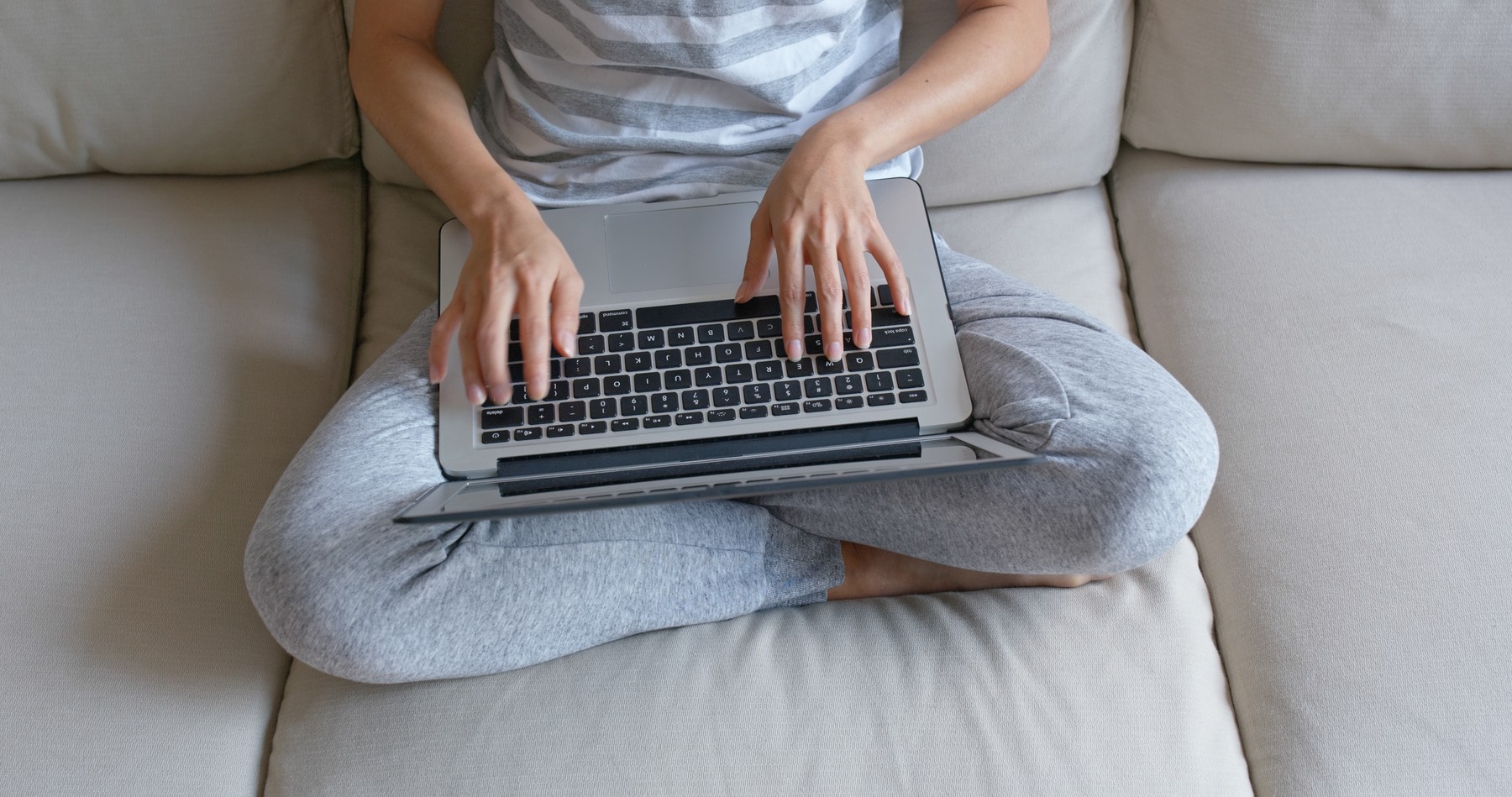 računalnik, ženska, kavč