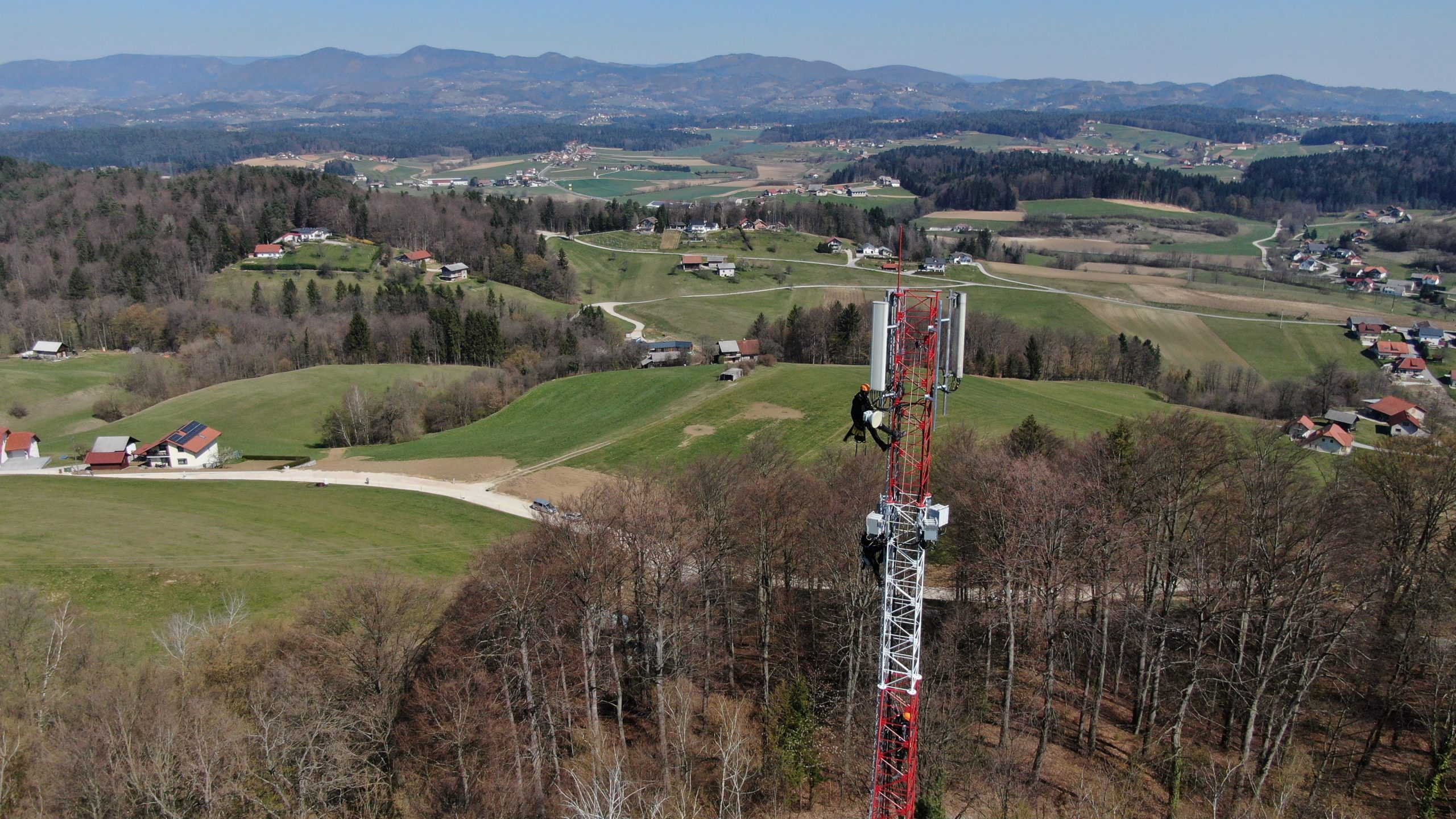 1650629947-Telemach-ima-v-Sloveniji-ze-vec-kot-1000-baznih-postaj-ter-druge-infrastrukture-za-nemoteno-zagotavljanje-pokritosti-s-signalom-scaled.jpg