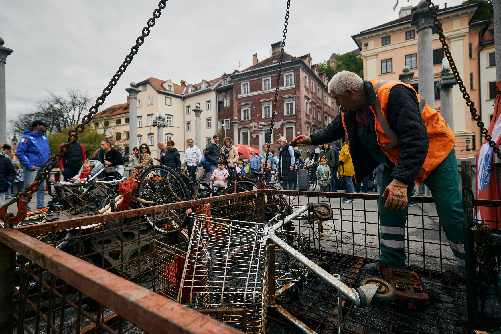 Iz Ljubljanice so letos odstanili okoli tono odpadkov, kar je manj kot prejšnja leta