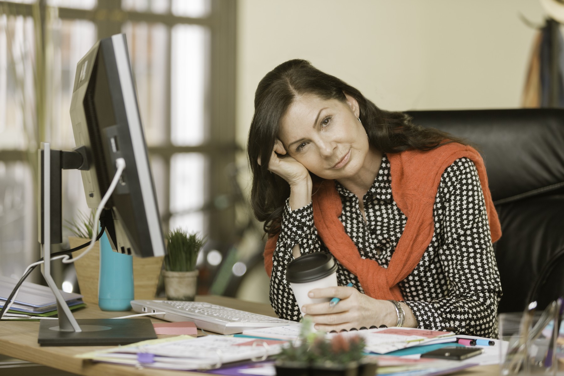 utrujena ženska, kava, utrujenost, zaspan