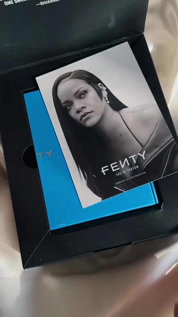 1651314967-rihanna-parfum-fenty-2-576x1024.jpg