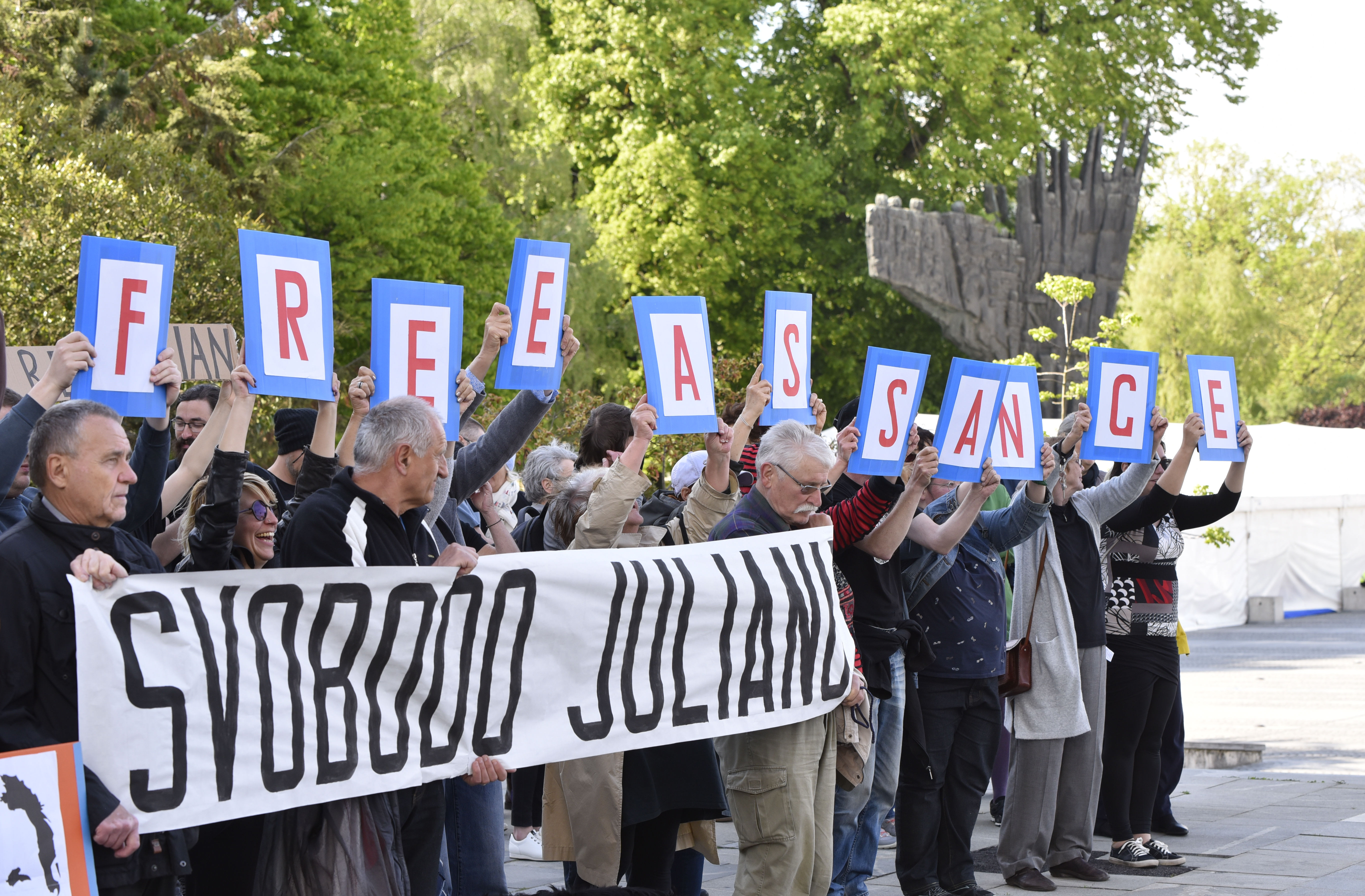 protest, julian assange, tr3