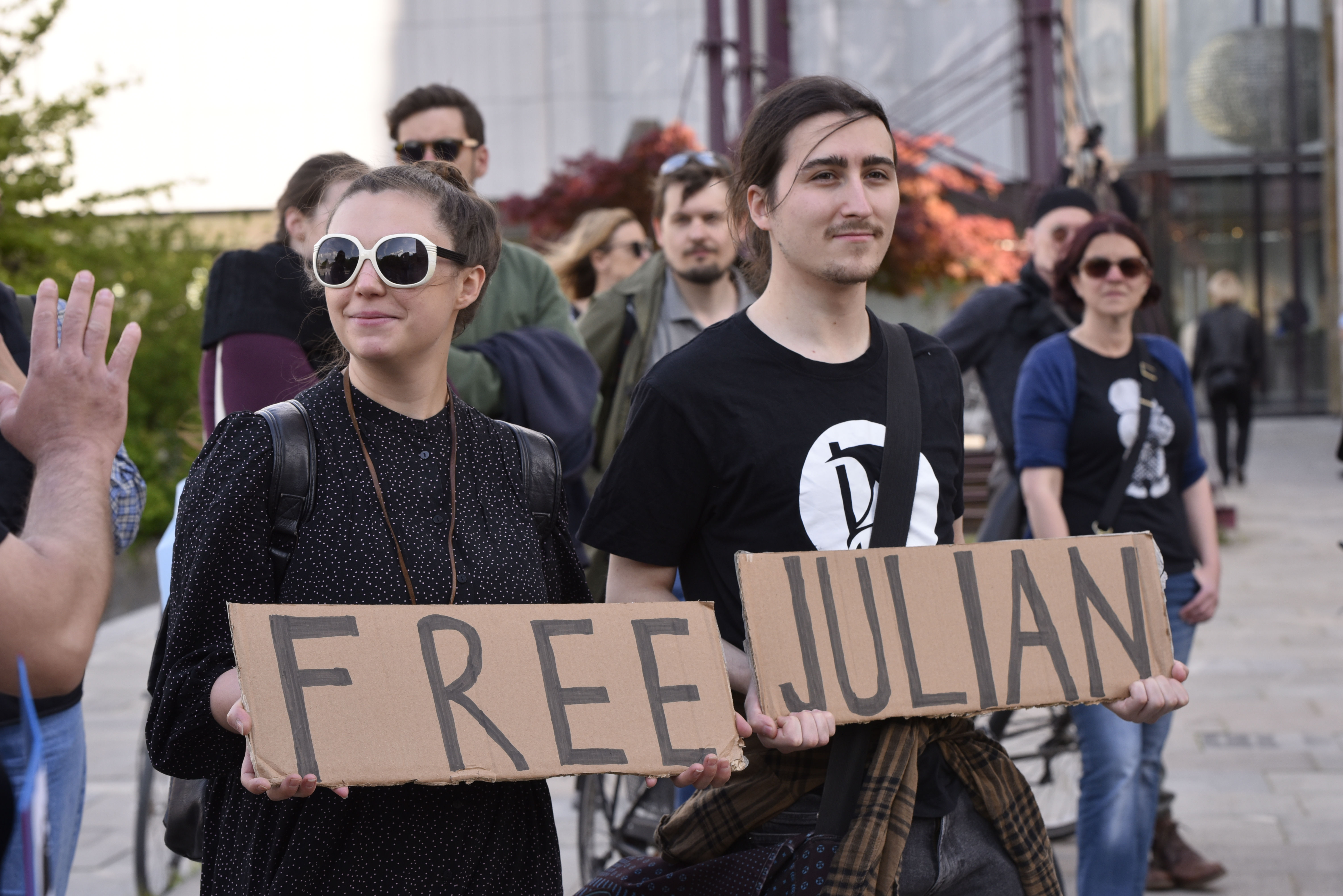 protest, julian assange, tr3