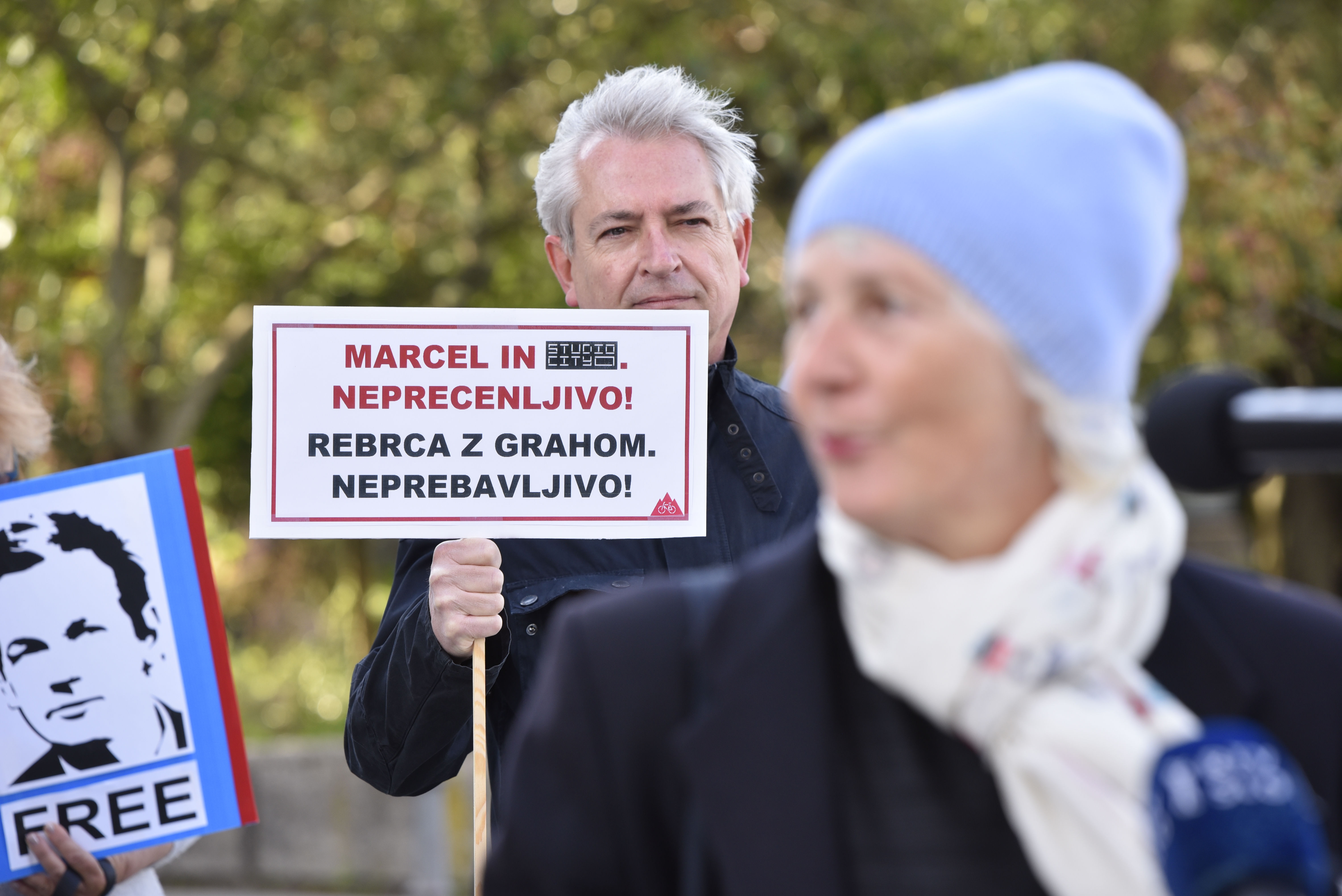 protest, julian assange, tr3