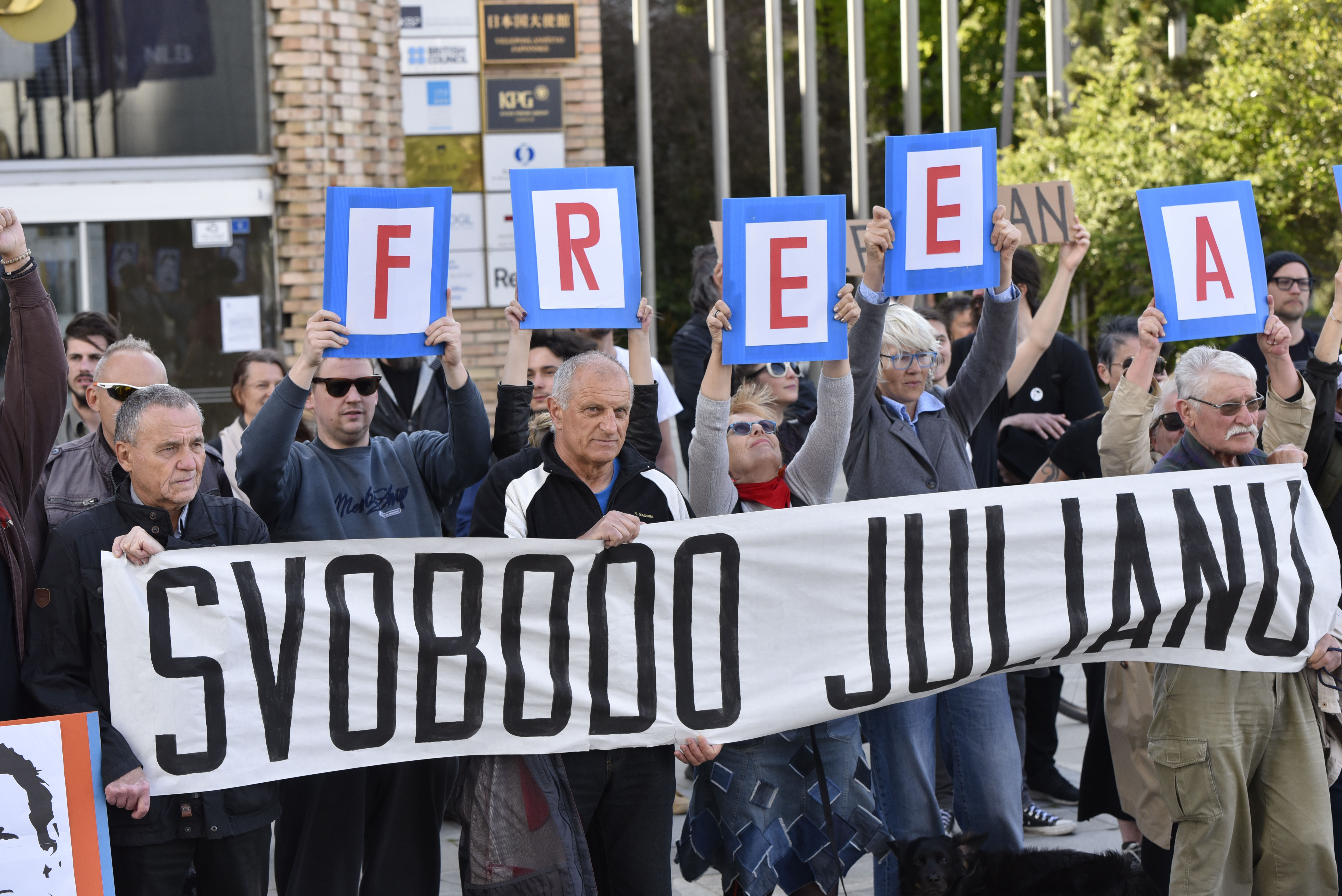 protest, julian assange, tr3